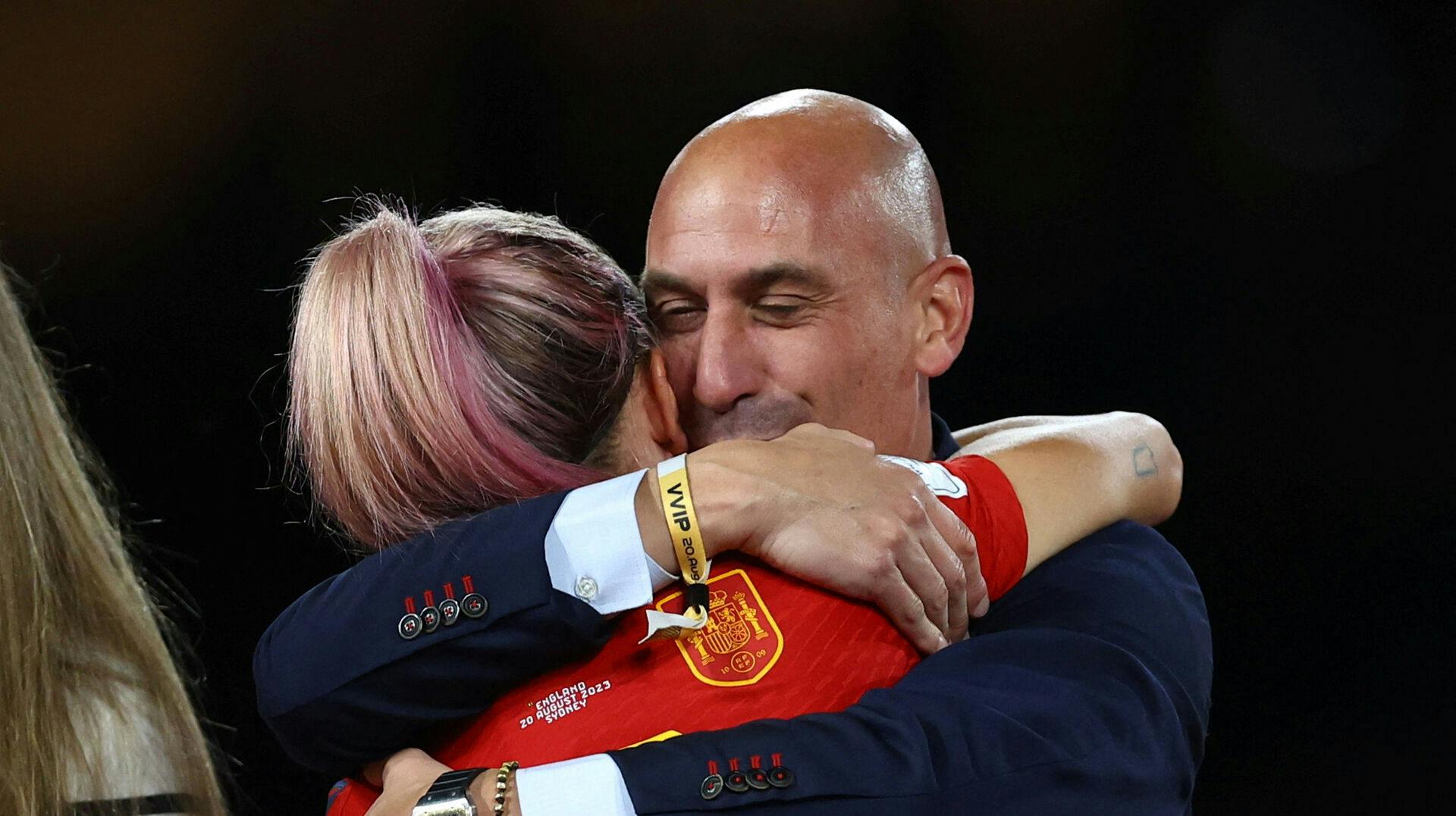 Luis Rubiales har trukket sig som præsident for Det Spanske Fodboldforbund, efter at han kyssede den spanske spiller Jennifer Hermoso på munden i forbindelse med fejringen af VM-guldet.