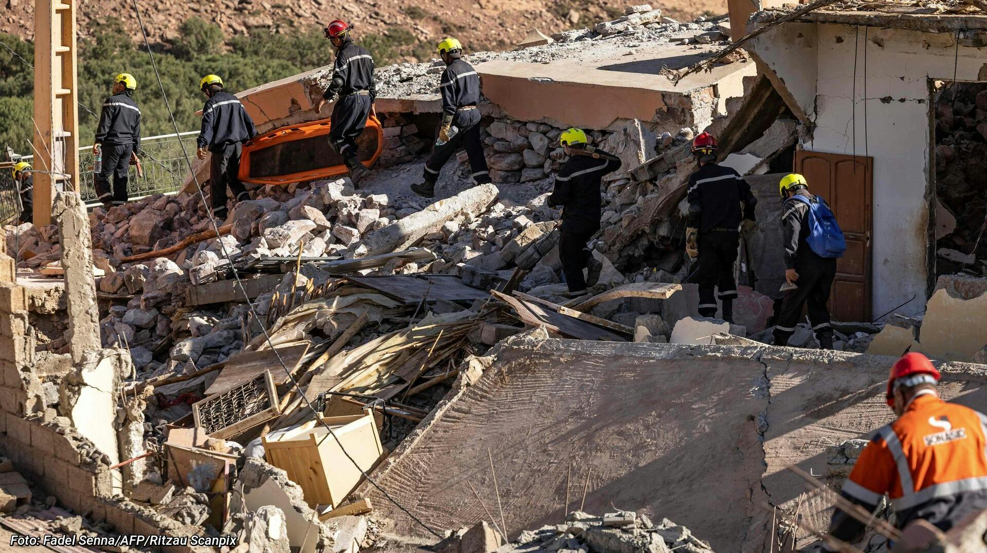 Frivillige leder efter ofre i murbrokkerne i Marokko. 