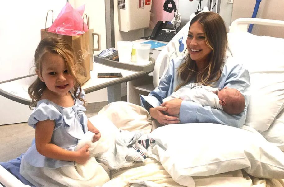 Stassi Schroeder med sønnen og datteren, Hartford.