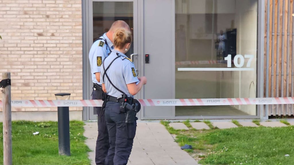 En 3-årig pige er død, efter at hun søndag faldt ned fra 4. sal i Bispehaven i Aarhus.
