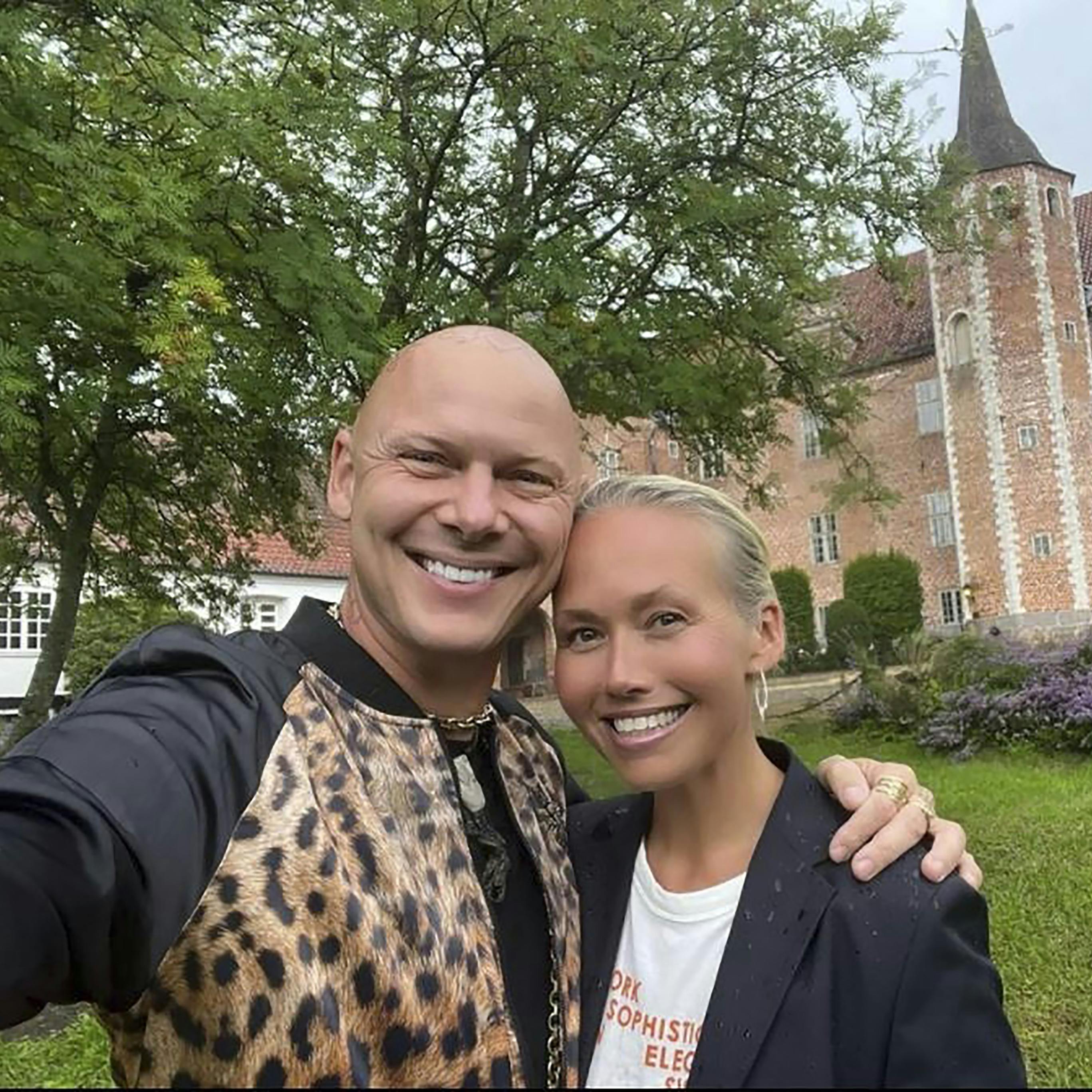 Jim Lyngvild og Trine Jepsen ved Harridslevgaard Slot foto Jim Lyngvild Instagram