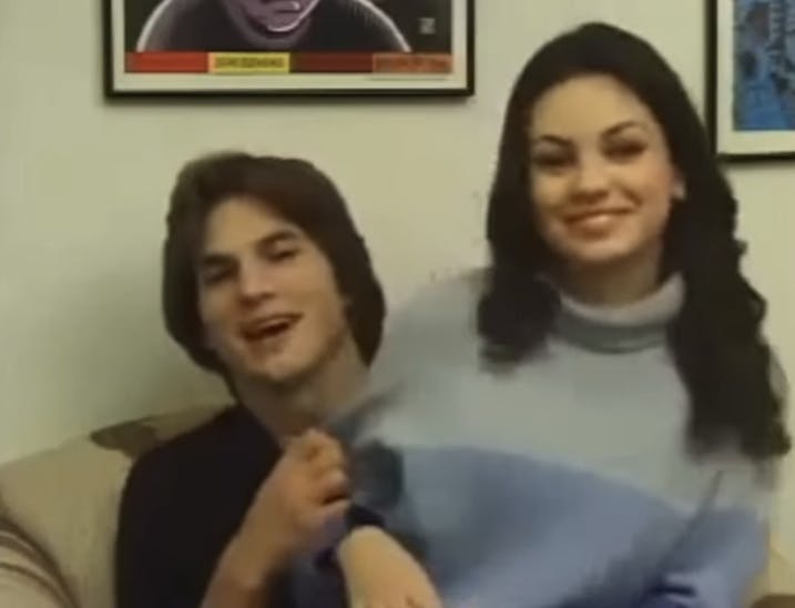 Den 21-årige Ashton Kutcher med den den 15-årige Mila Kunis på skødet.