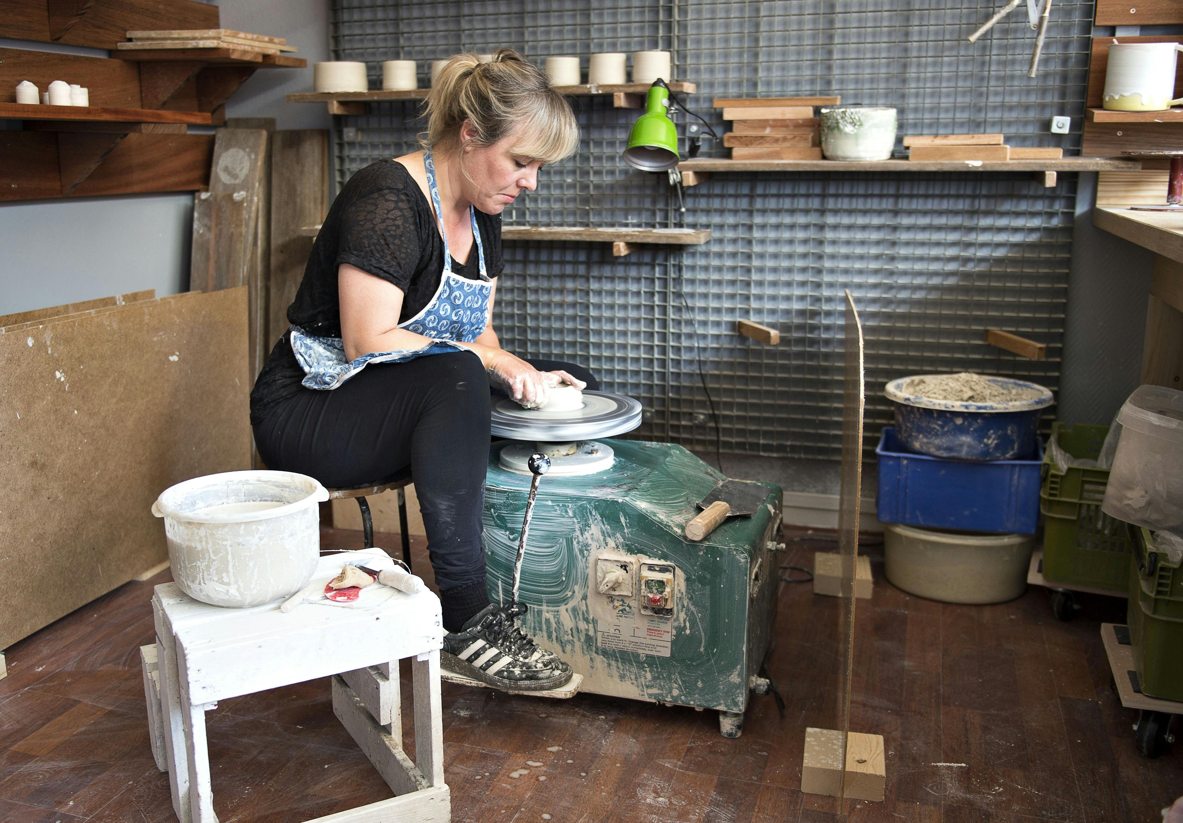 Keramiker Mona Vander har værksted og butik i Odense. 