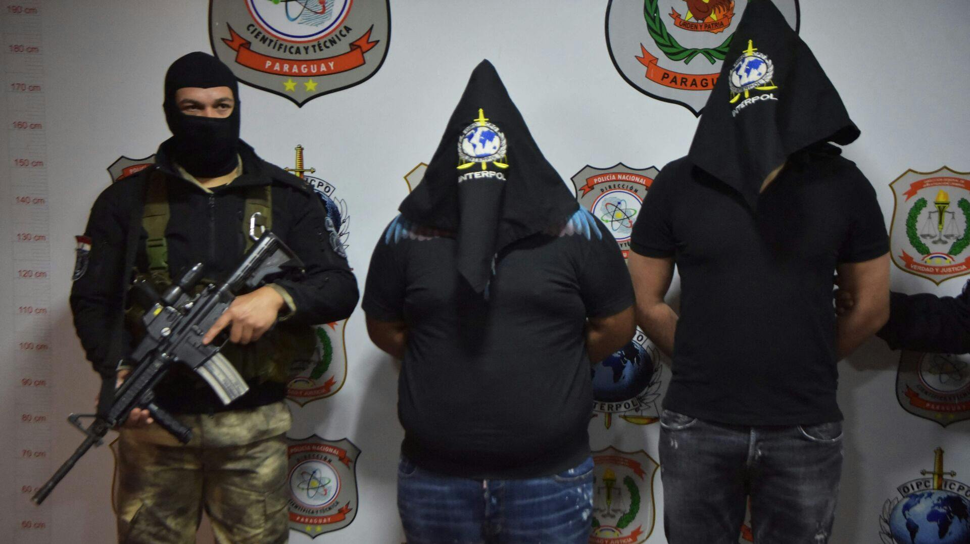 Medlemmer af den italienske mafia 'Ndrangheta' bliver her fremvist for den italienske presse efter at være blevet anholdt. En 44-årig lejemorder fra selvsamme organisation blev for nyligt anholdt tæt ved den dansk-tyske grænse.