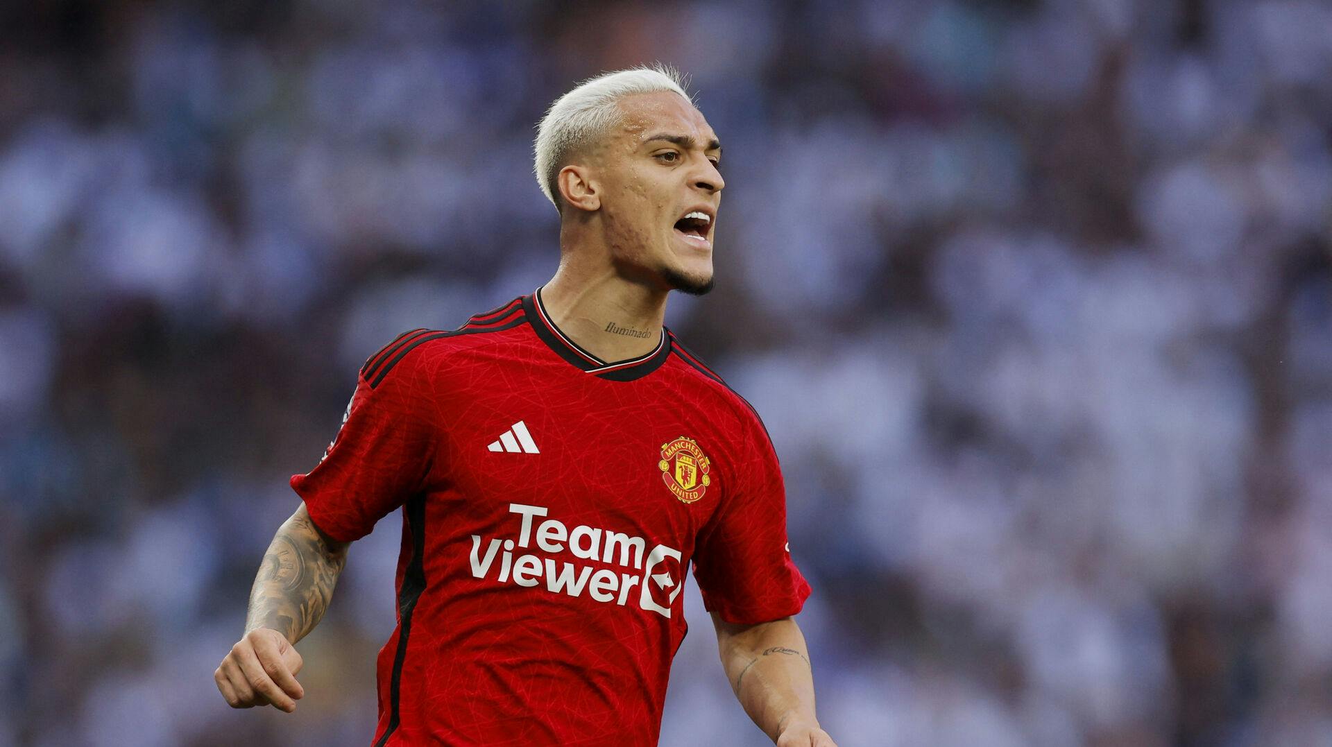 Antony kommer hverken til at trække den røde klubtrøje eller gule landsholdstrøje på, mens sagerne er under behandling hos politiet i Manchester og Brasilien.