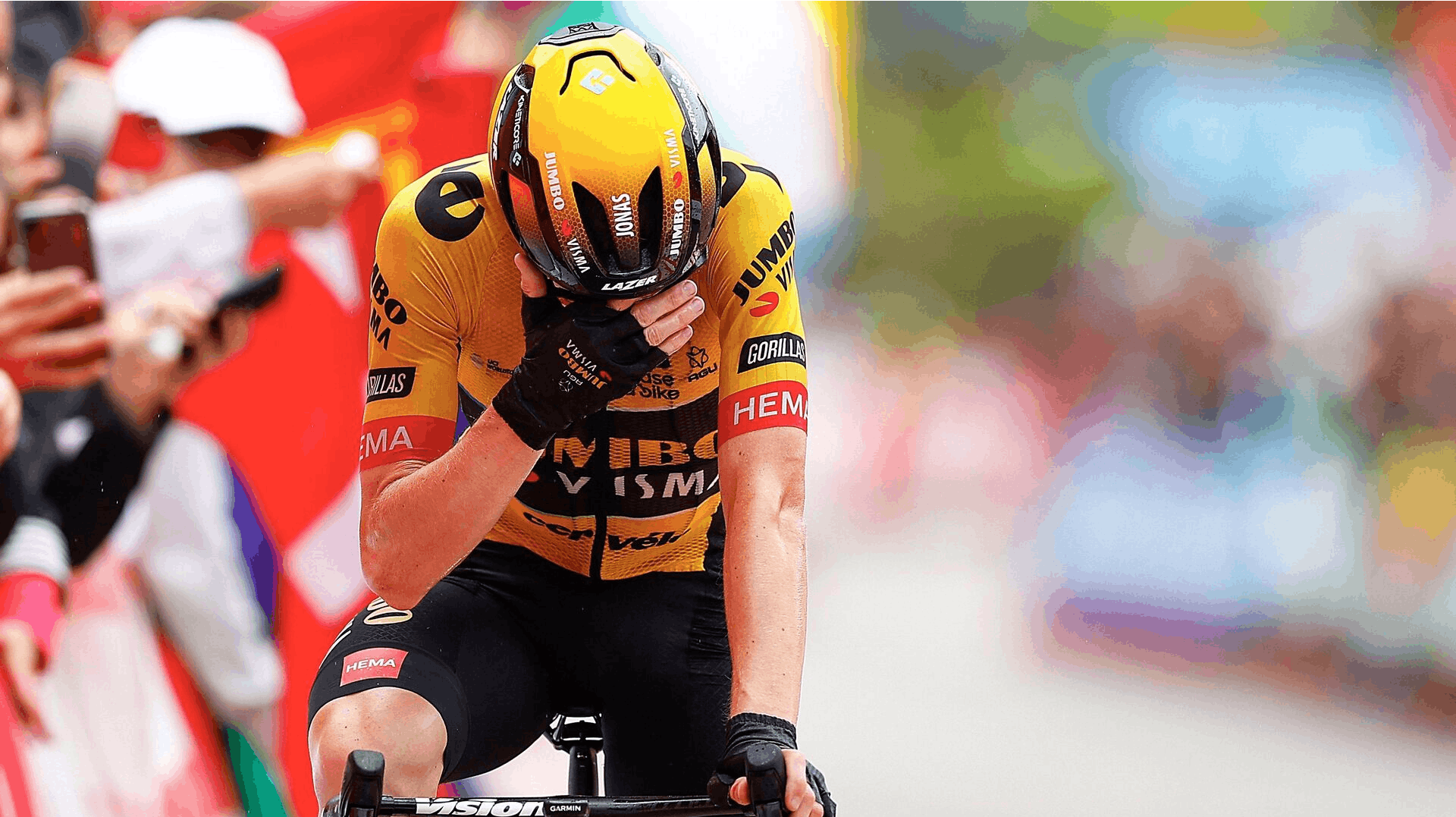 Jonas Vingegaard dedikerede tirsdagens etapesejr til Nathan Van Hooydonck. 300 meter til mål fik Jonas Vingegaard overbragt nyheden om, at Van Hooydonck skulle være i bedring.