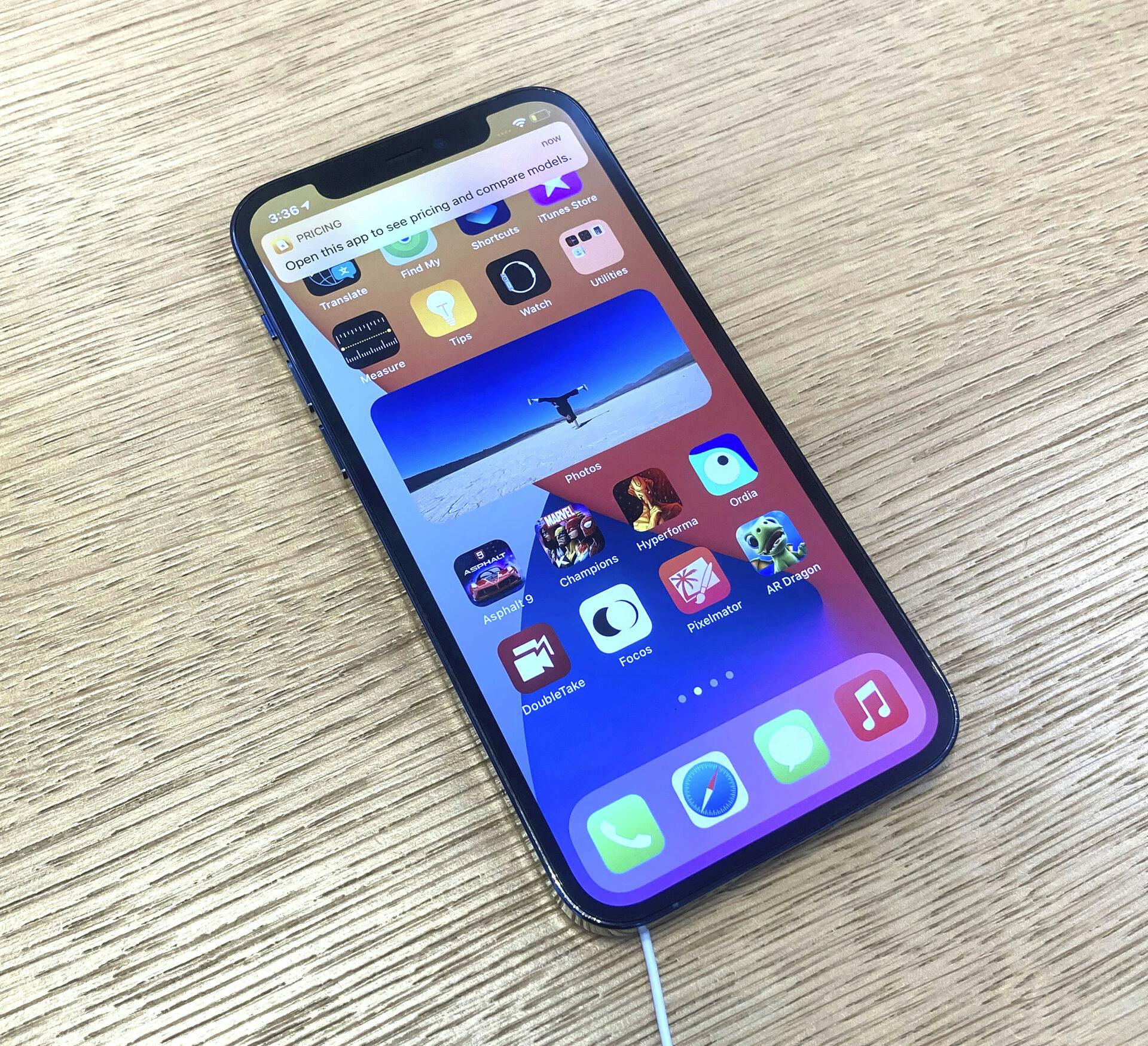 Photo by: STRF/STAR MAX/IPx 2020 10/24/20 Customers are seen at the Apple Store on 5th Avenue in Manhattan to view the new iphone 12 and 12 Pro.