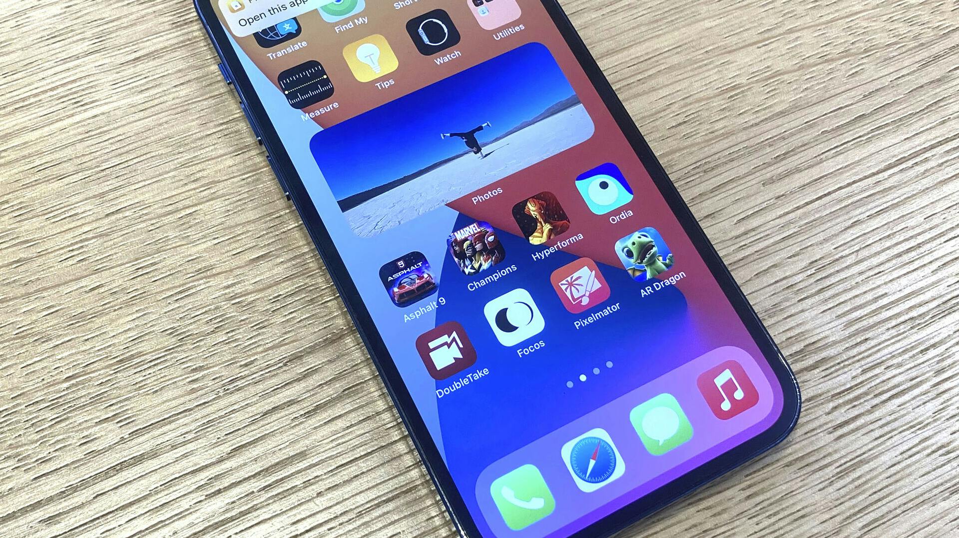 Photo by: STRF/STAR MAX/IPx 2020 10/24/20 Customers are seen at the Apple Store on 5th Avenue in Manhattan to view the new iphone 12 and 12 Pro.