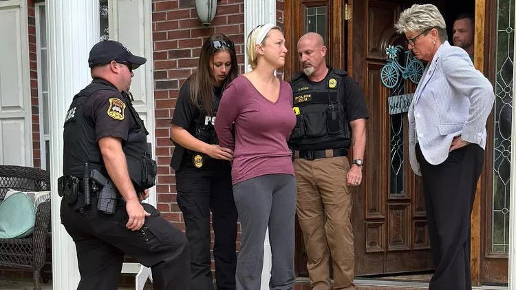 Her bliver skolelæreren&nbsp;Alissa McCommon anholdt i sit eget hjem. Hun er nu sigtet for uhyggelige overgreb.