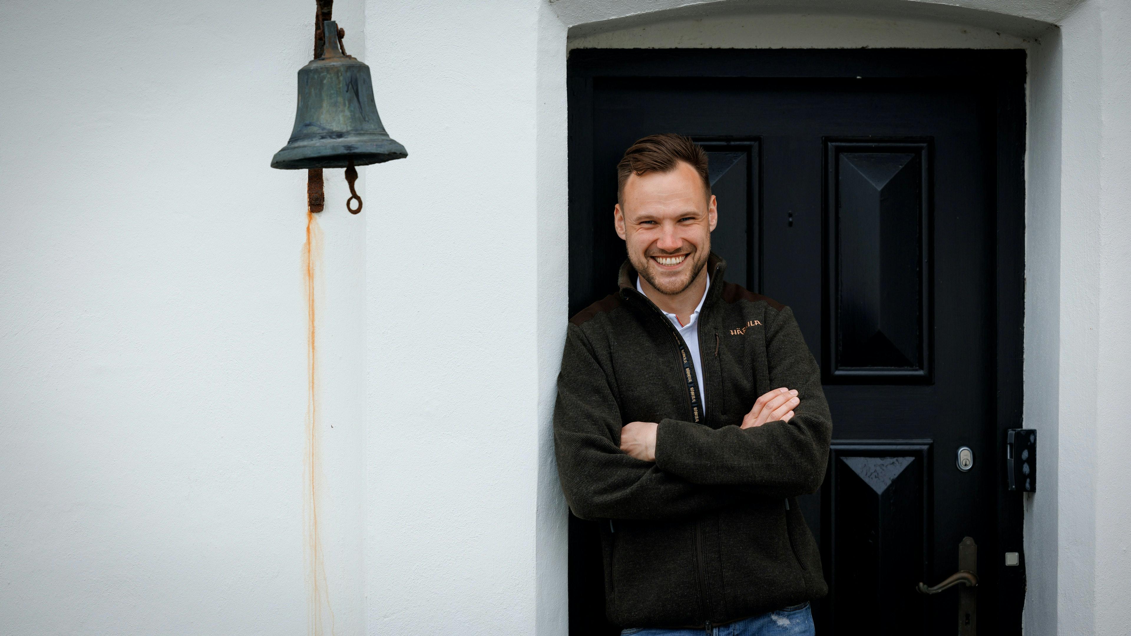 Gustav Alshauge mødte en pige forud for optagelserne til sæson otte af "Landmand søger kærlighed", der gjorde, at han måtte trække sig fra programmet.&nbsp;