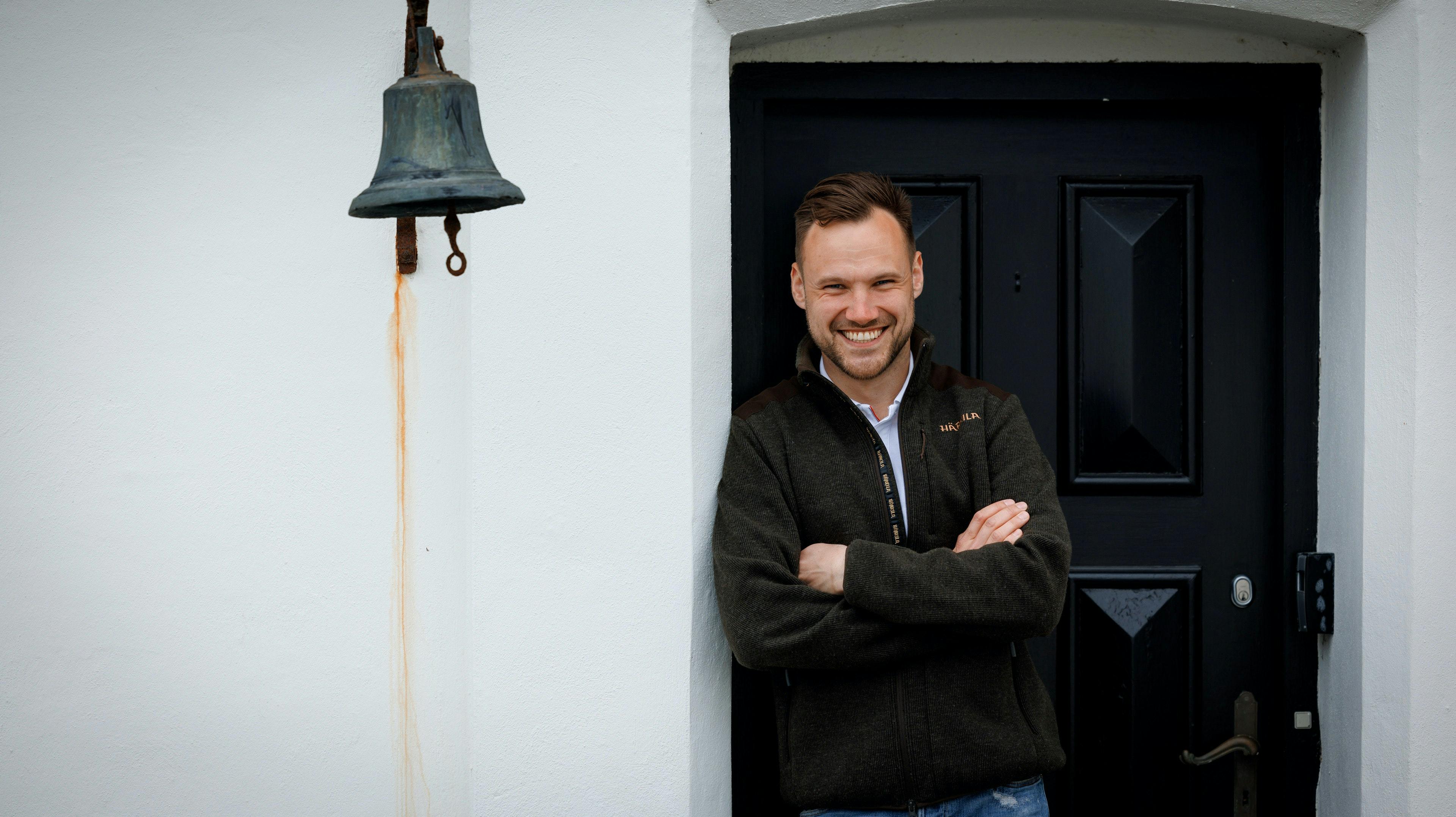 Gustav Alshauge mødte en pige forud for optagelserne til sæson otte af "Landmand søger kærlighed", der gjorde, at han måtte trække sig fra programmet. 