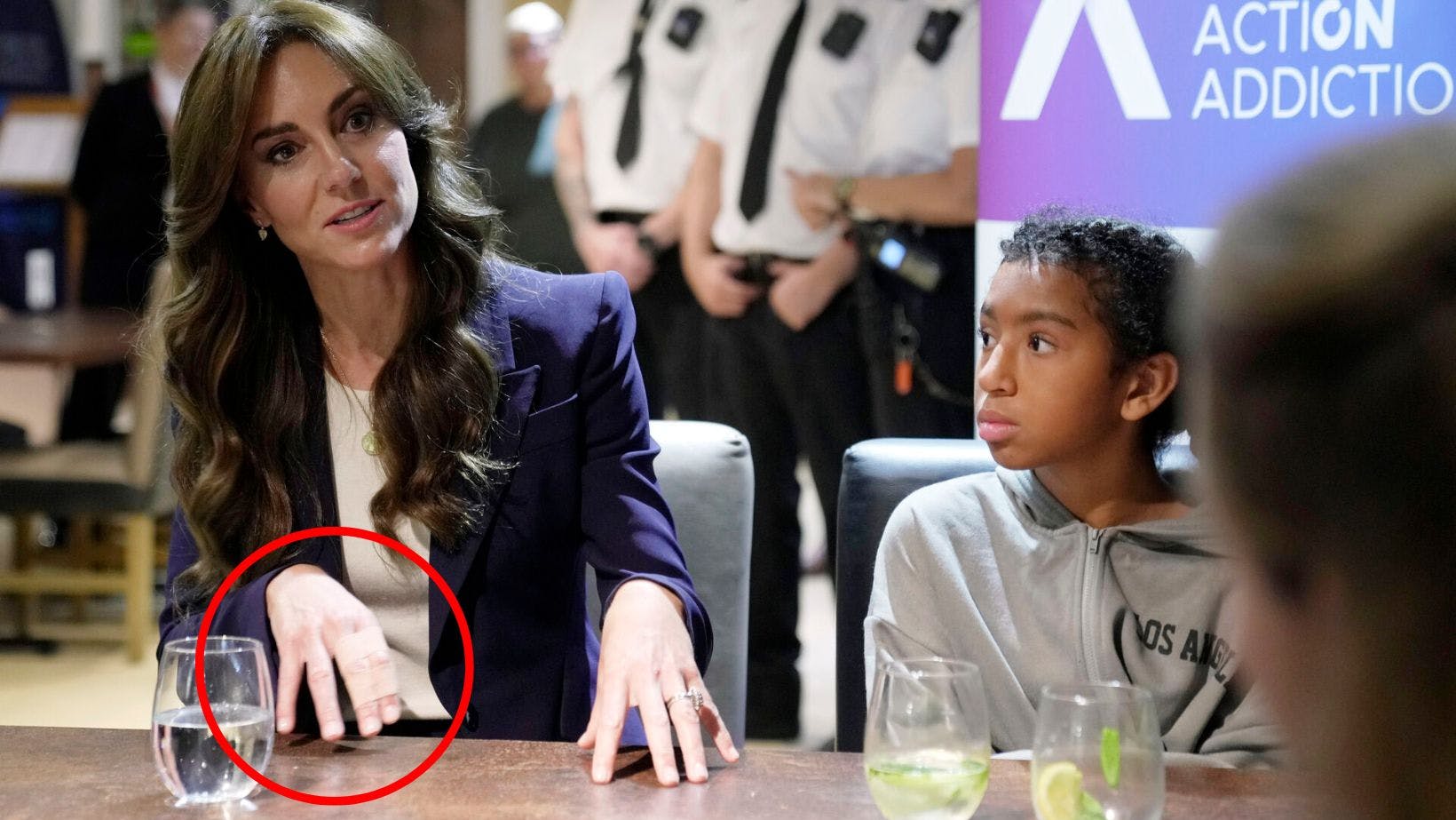 Prinsesse Kate Middleton kunne heldigvis stadig bruge sin hånd, selvom fingrene var blevet tapet ind efter en mindre trampolinulykke med børnene.