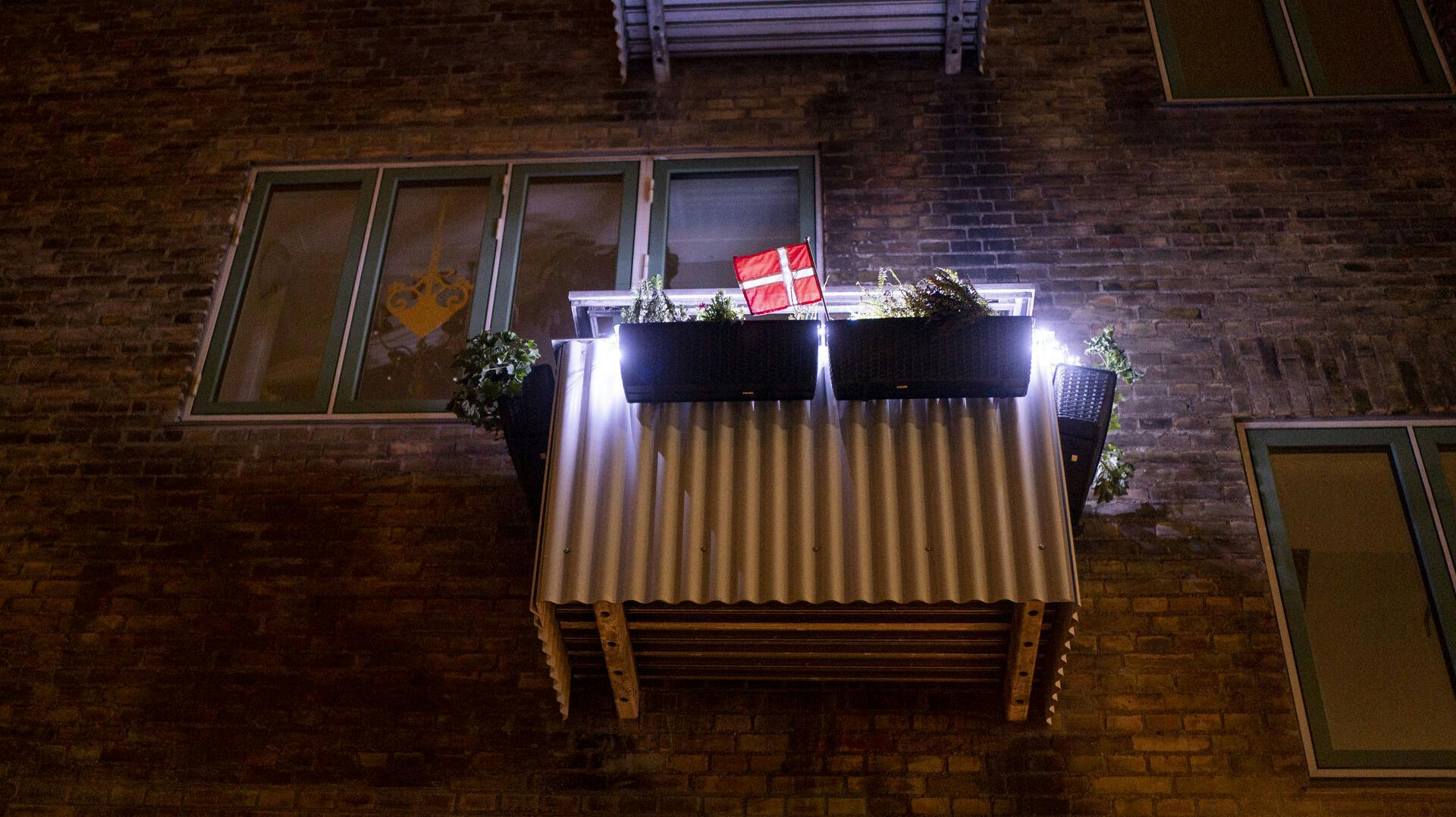 Dannebrog. Det danske flag. Altan. Lys. Nat.