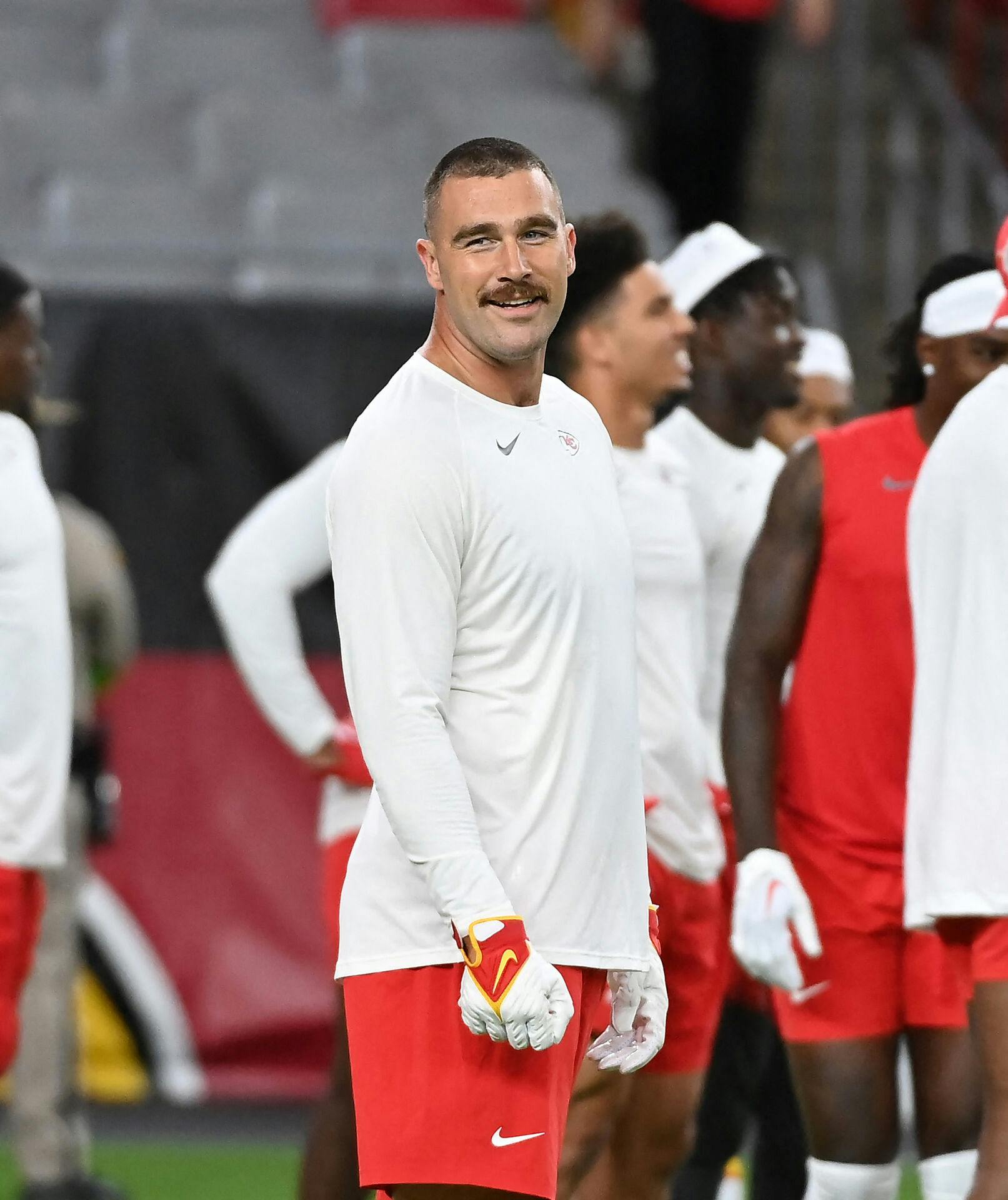 GLENDALE, ARIZONA - AUGUST 19: Travis Kelce #87 of the Kansas City Chiefs prepares for a preseason game against the Arizona Cardinals at State Farm Stadium on August 19, 2023 in Glendale, Arizona. Norm Hall/Getty Images/AFP (Photo by Norm Hall / GETTY IMAGES NORTH AMERICA / Getty Images via AFP)