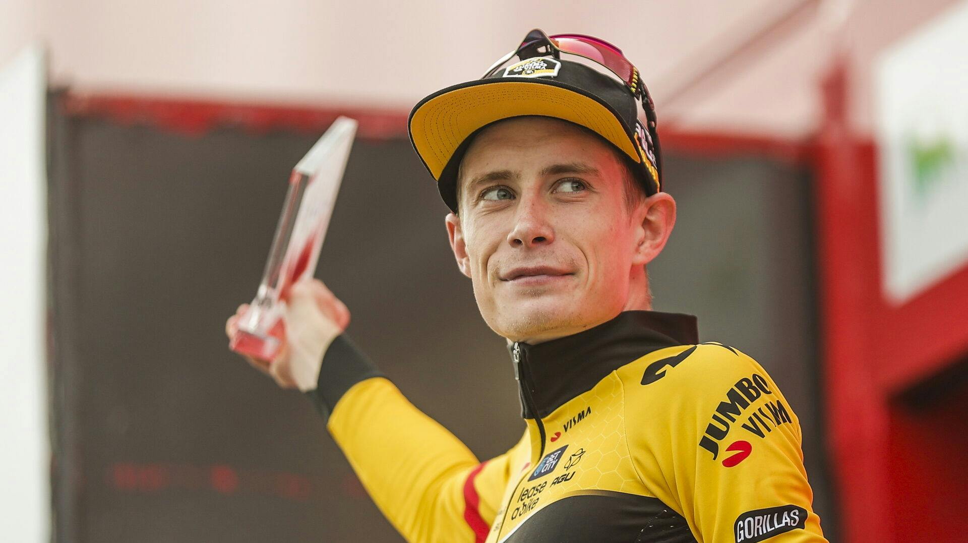 epa10848900 Danish rider Jonas Vingegaard of Jumbo-Visma celebrates his victory after the thirteenth stage of the Vuelta a Espana, a 134, 7 km cycling race from Formigal, Spain, to Col du Tourmalet, France, 08 September 2023. EPA/Manuel Bruque