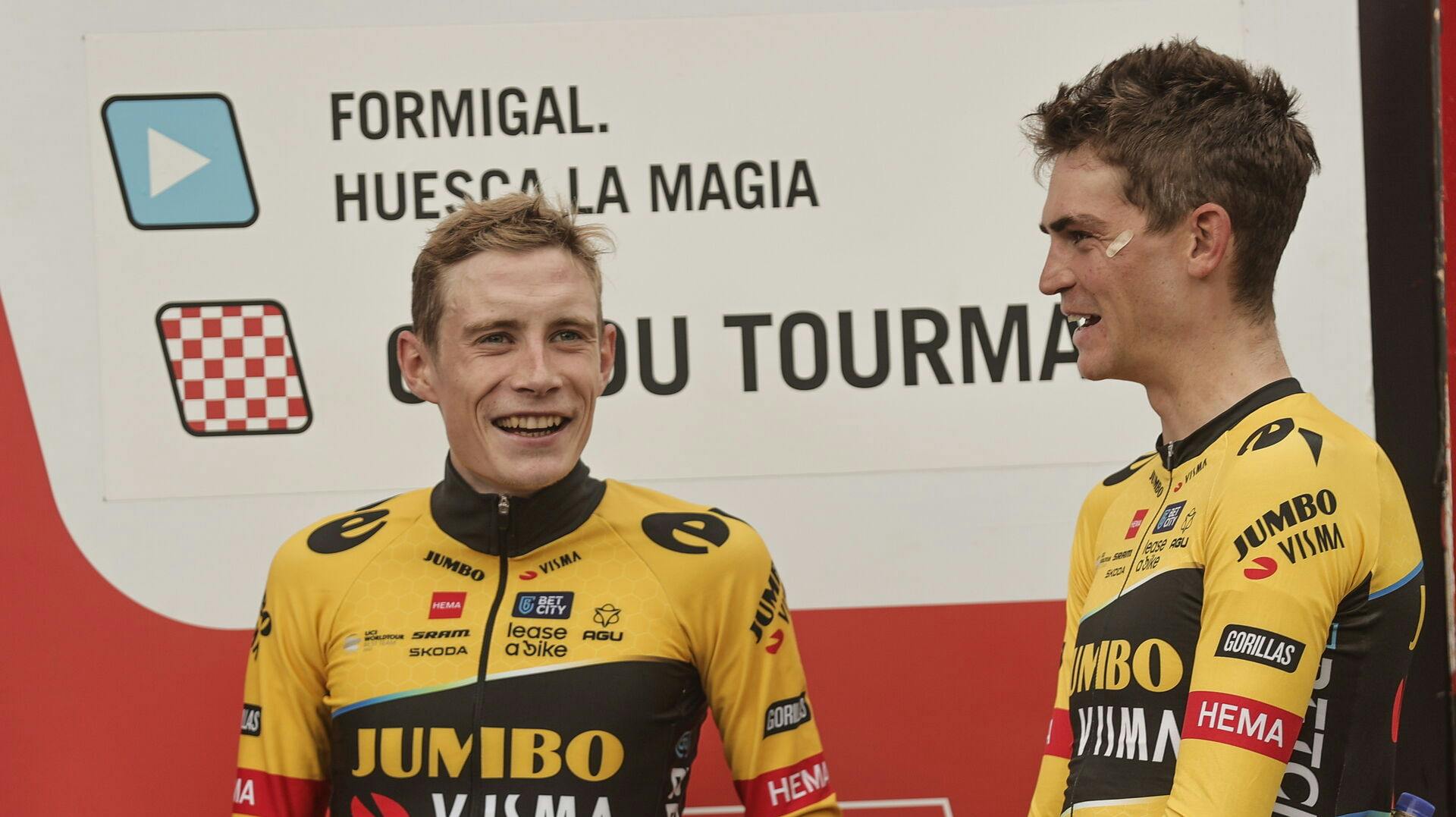 Der er voldsomme anklager mod Jonas Vingegaards holdkammerat Sepp Kuss (th.) fra den tidligere cykelrytter Jérôme Pineau. Nu svarer chefen igen.