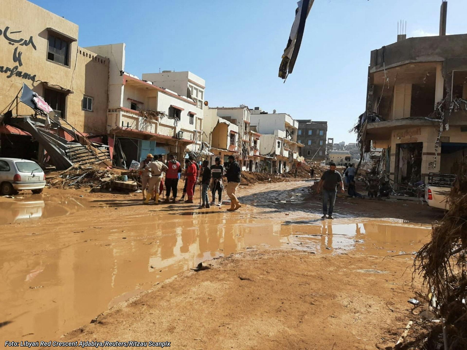 Der er fundet flere end 5300 døde personer i den libyske by Derna, efter en flodbølge er skyllet gennem byen.