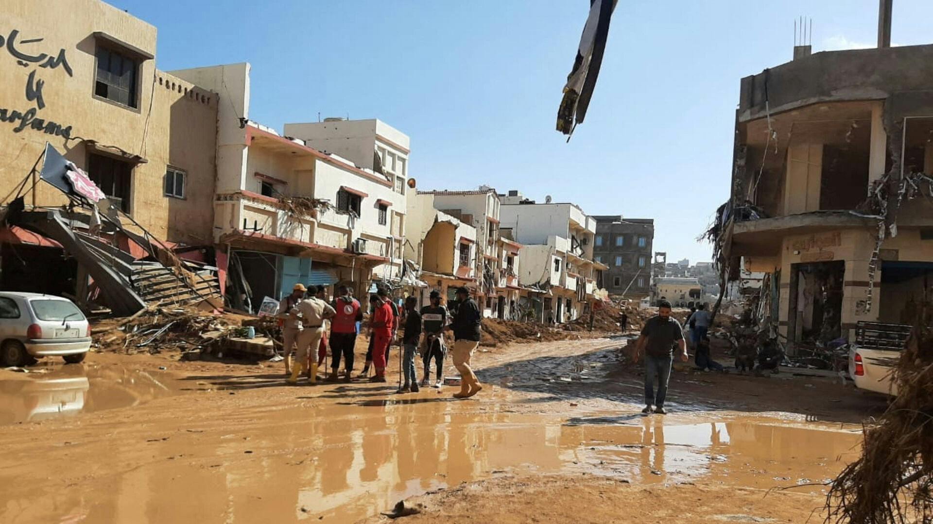 Der er fundet flere end 5300 døde personer i den libyske by Derna, efter en flodbølge er skyllet gennem byen.
