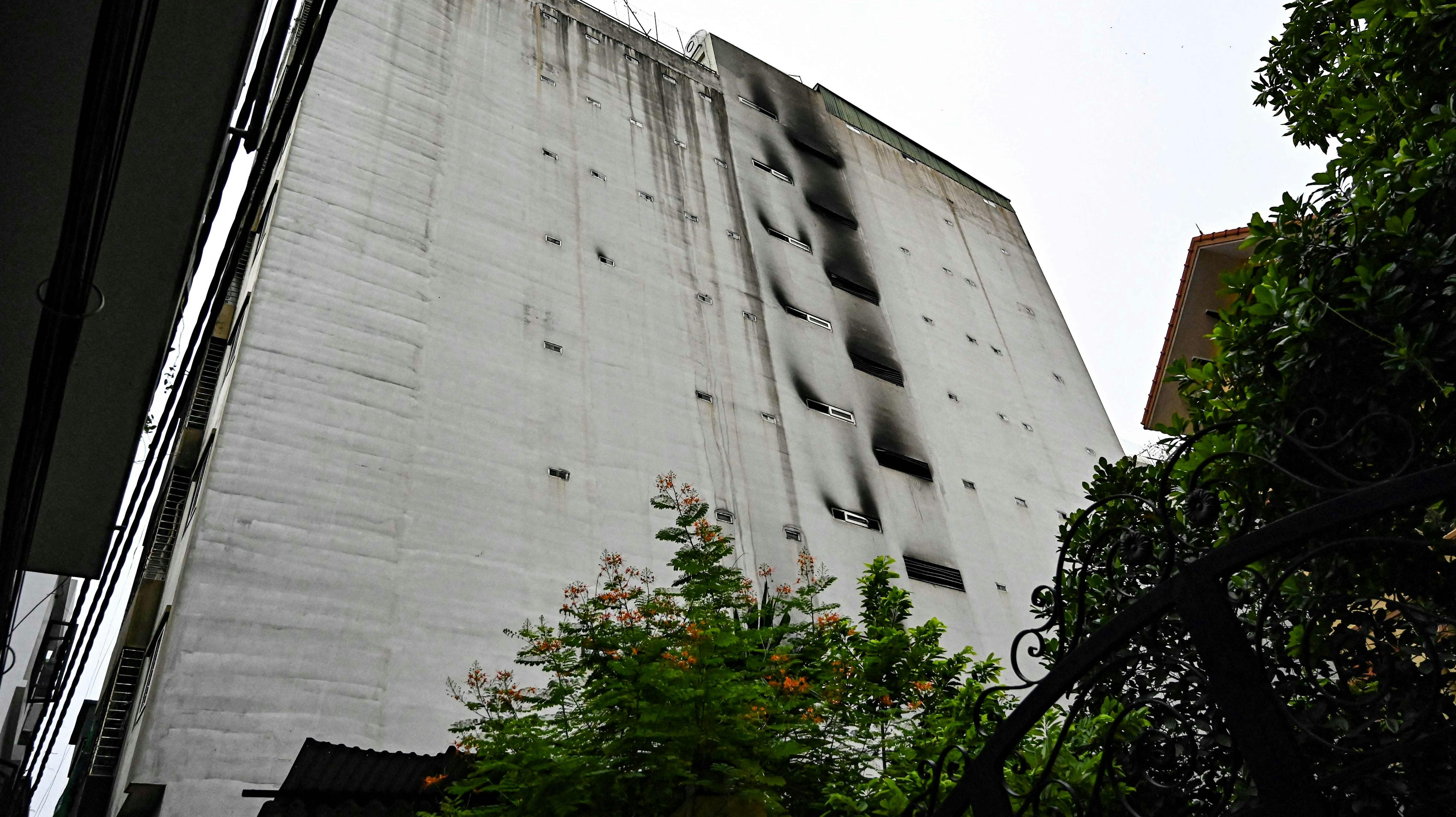 Her ses skaderne på den ti etagers høje bygning i den vietnamesiske hovedstad 