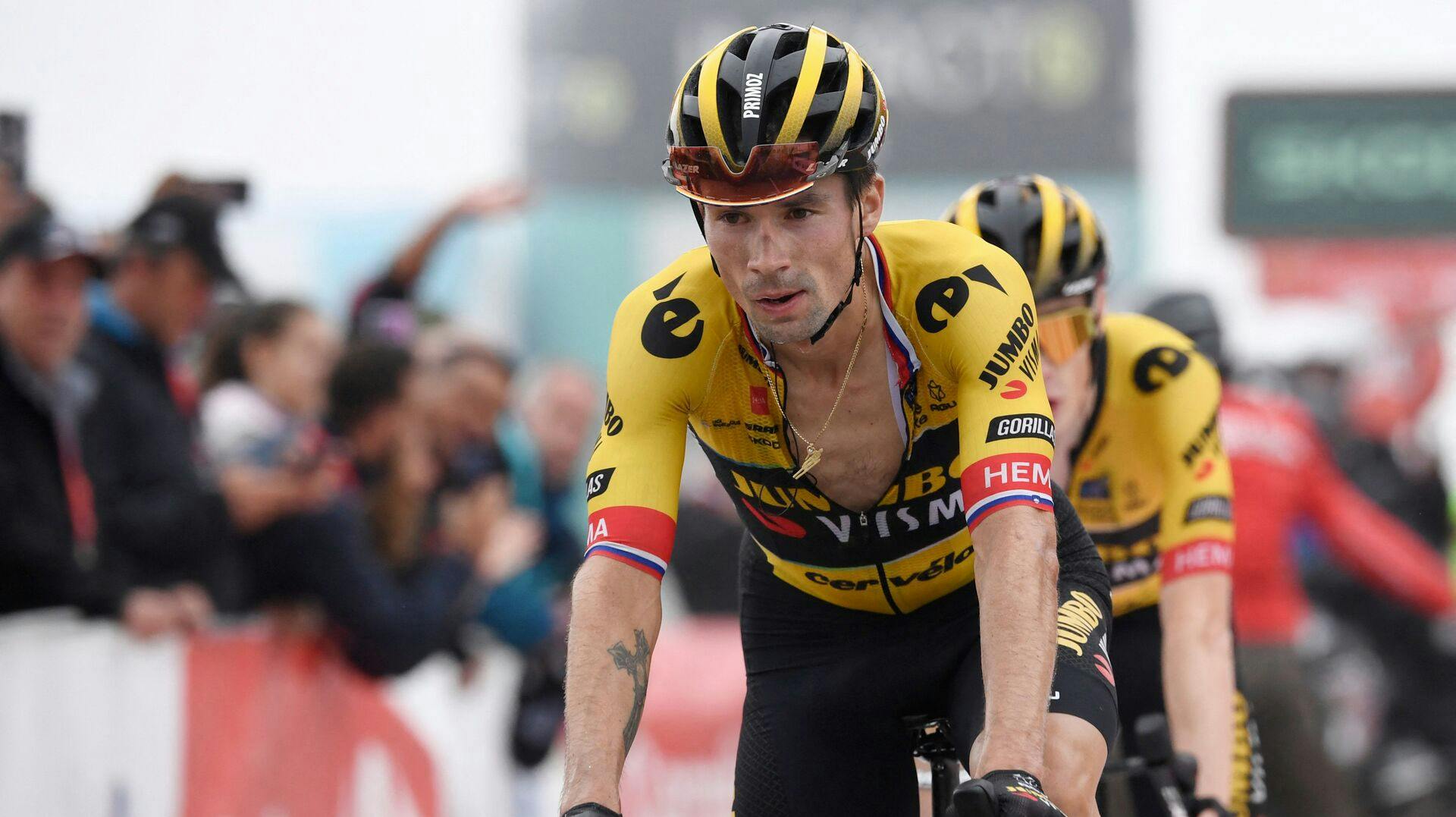Primoz Roglic kørte først over stregen på 17. etape af Vuelta a Espana. Jonas Vingegaard var lige i baghjulet på ham.