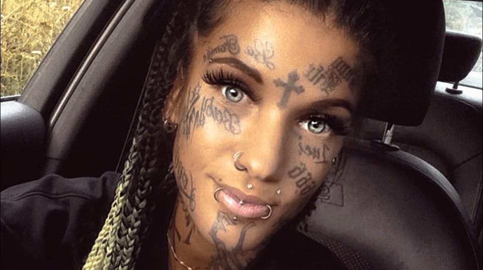 Lena Marie Hansen har både tatoveret et omvendt kors og tallet 666 i ansigtet.