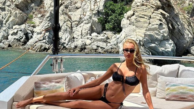 Jenny Spetalen blev for under en måned siden spottet sammen med Lewis Hamilton på en hed badeferie. Nu hænger hun ud med mystisk rigmandssøn i stedet.