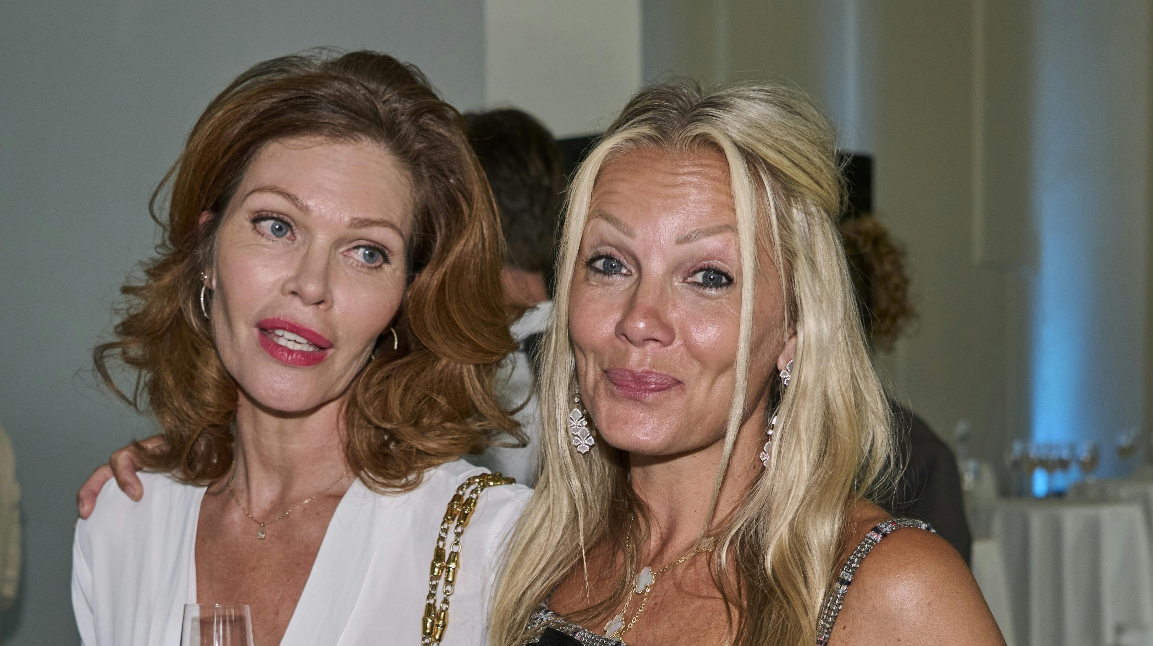 Oven på anholdelsen af tyvene har Caroline (t.h.) al mulig grund til at smile - her med veninden Anna von Lindholm.