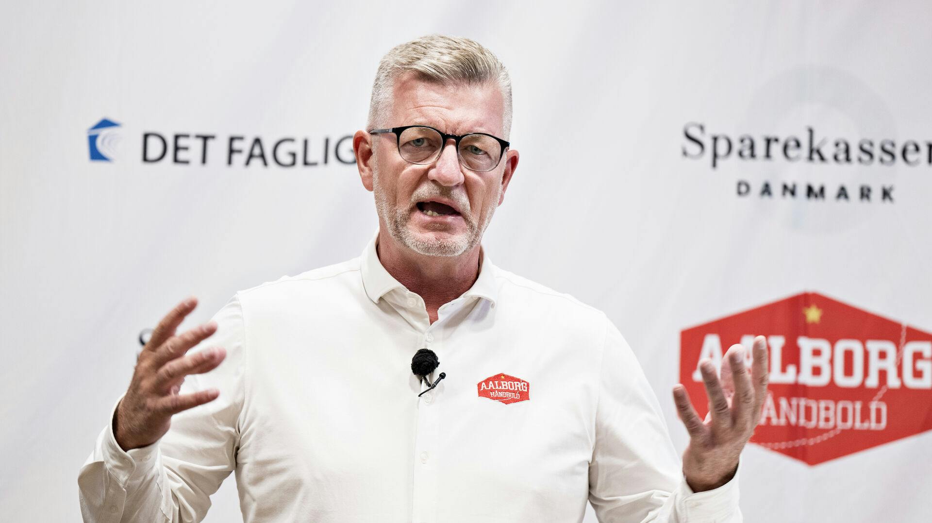 Aalborg Håndbolds direktør, Jan Larsen, blev ramt hårdt, da Mikkel Hansen gik ned med stress. 