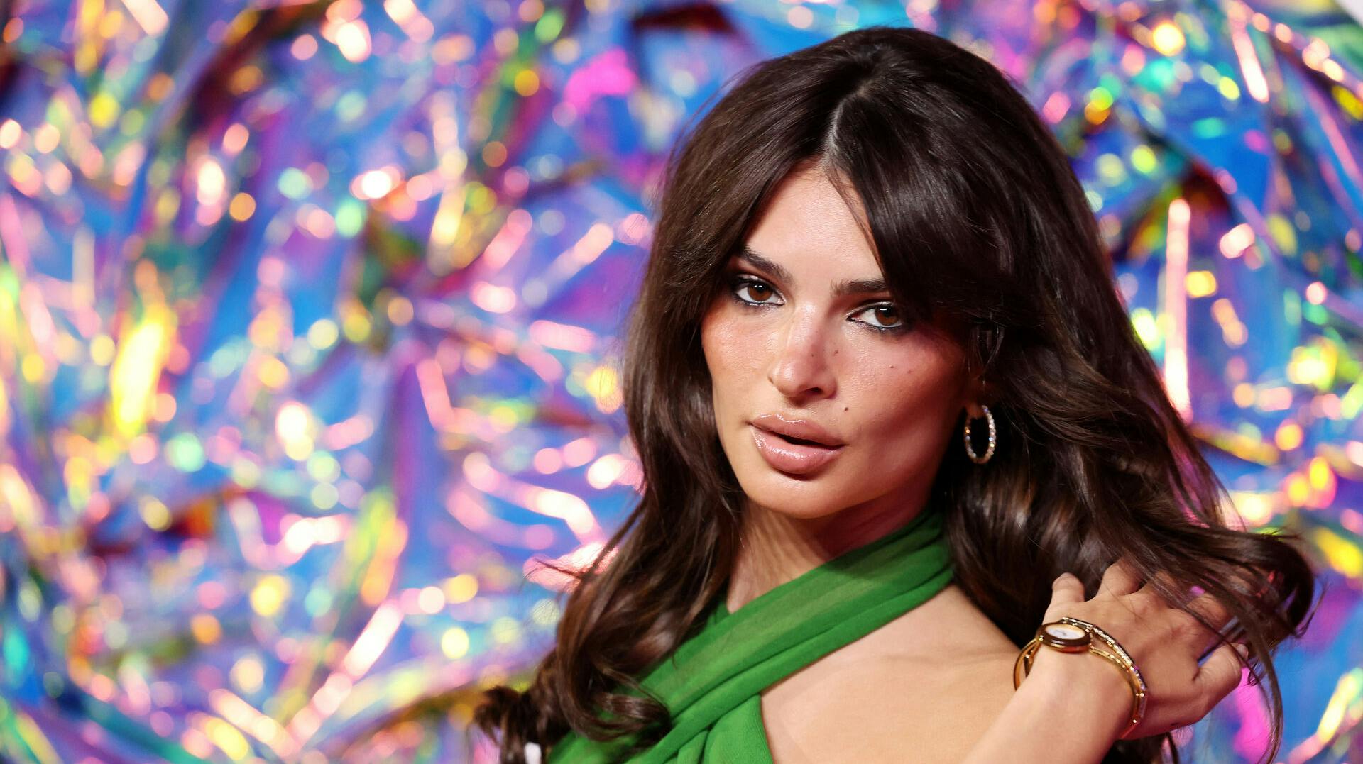 Emily Ratajkowski er single og vil meget gerne på date.