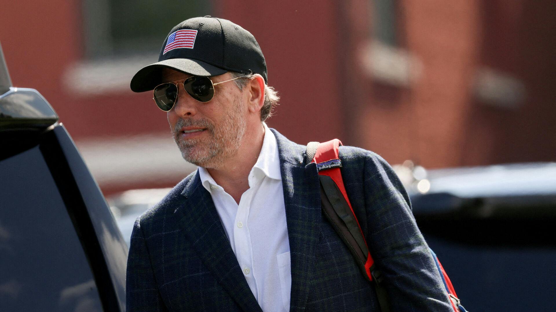 Præsident Joe Bidens søn Hunter Biden er tiltalt for tre forhold for brud på våbenloven, viser retsdokumenter torsdag.