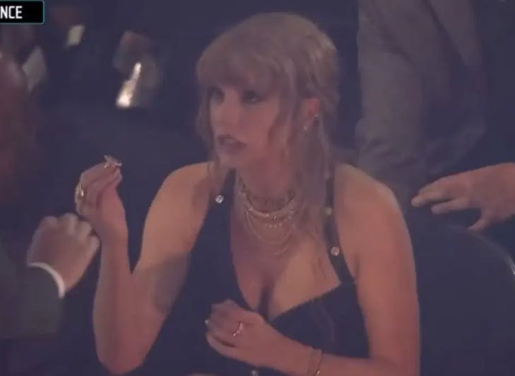 Ups... Taylor Swift viser den ødelagte ring til en af medarbejderne ved tirsdagens prisshow.