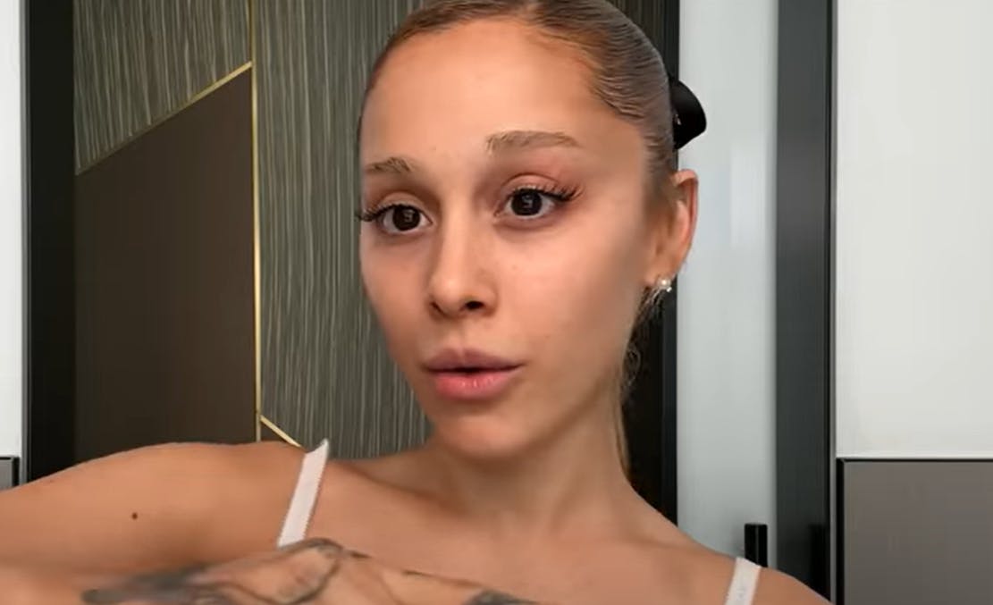 En makeupfri Ariana Grande deler ud af sine bedste skønhedstips.