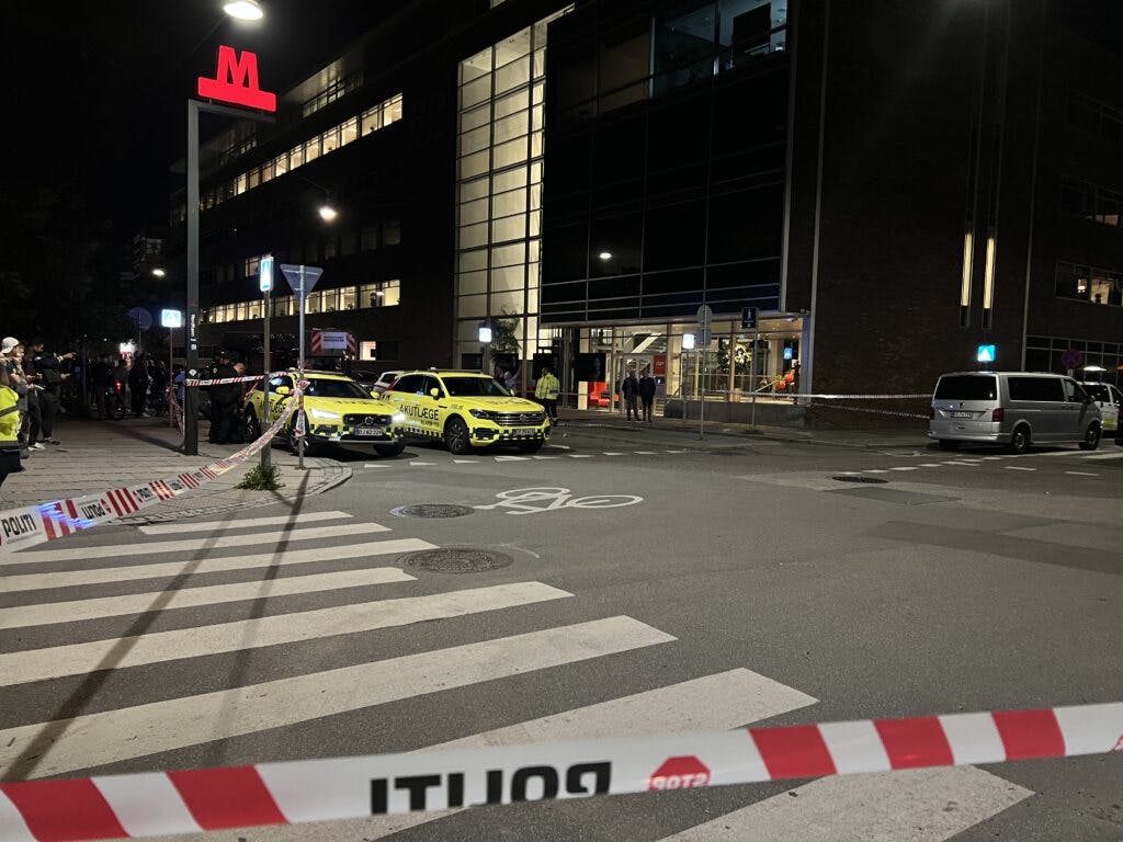 Torsdag aften er politiet og redningsmandskabet talstærkt tilstede ved&nbsp;Århusgade og Nordhavn Metrostation.