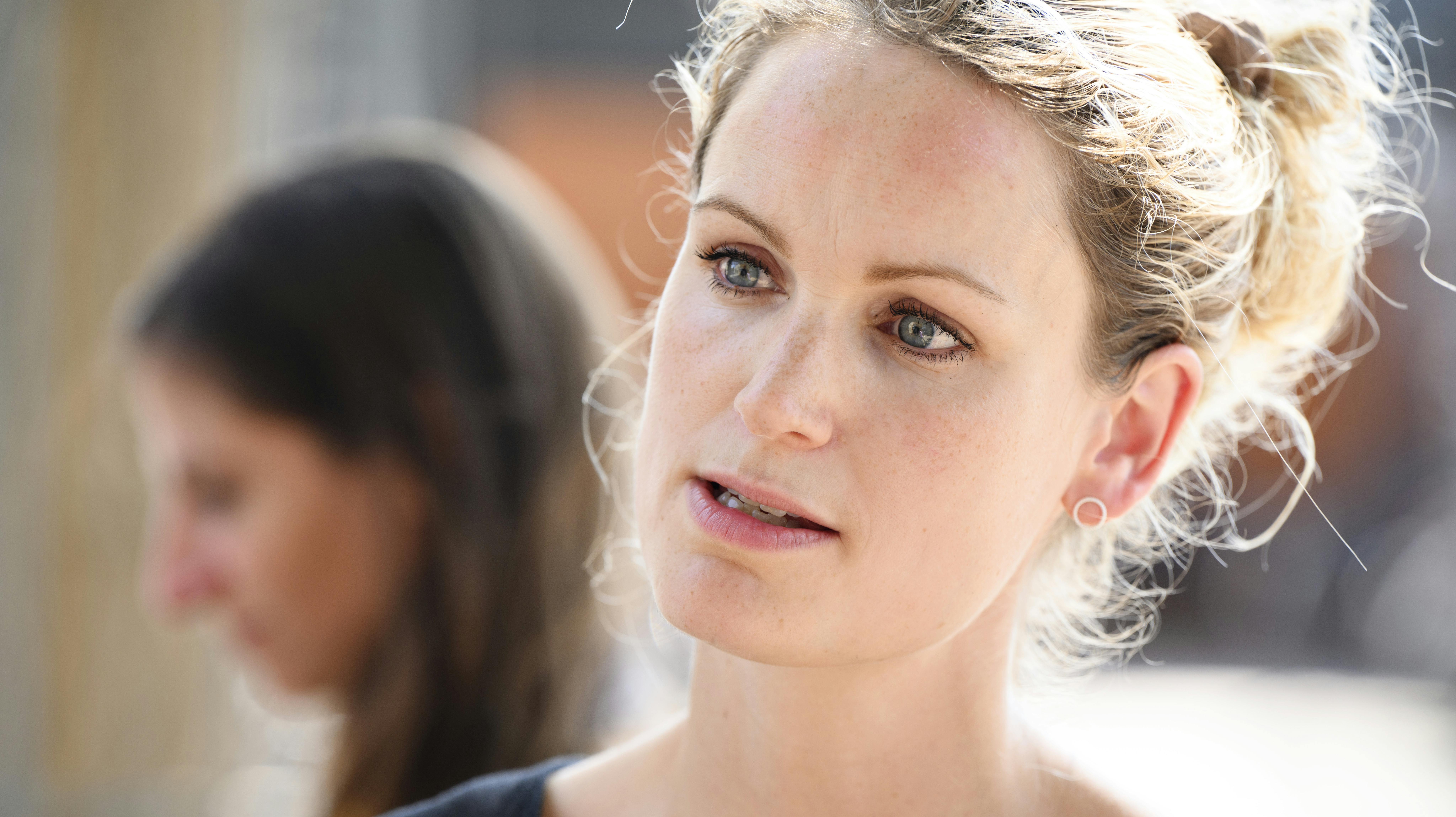 Pernille Skipper har lagt et liv i toppolitik på hylden og beretter i en ny bog om tonen på Christiansborg, som hun forlod for under et år siden.