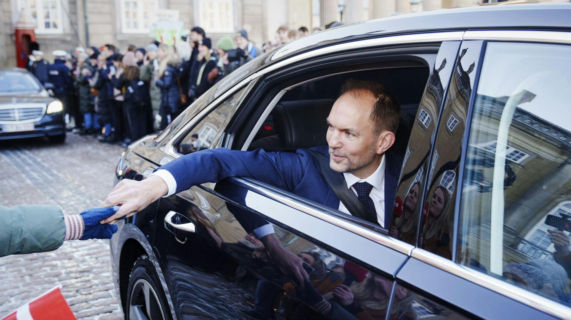 Skatteminister Jeppe Bruus kan ikke "køre" sig ud af problemerne, som nu rammer tusindvis af danske boligejere.