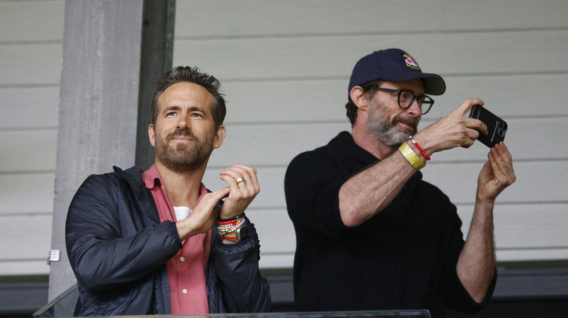 Nu får Hugh Jackman (t.h.) mere tid til at være sammen med venner som filmkollegaen Ryan Reynolds.