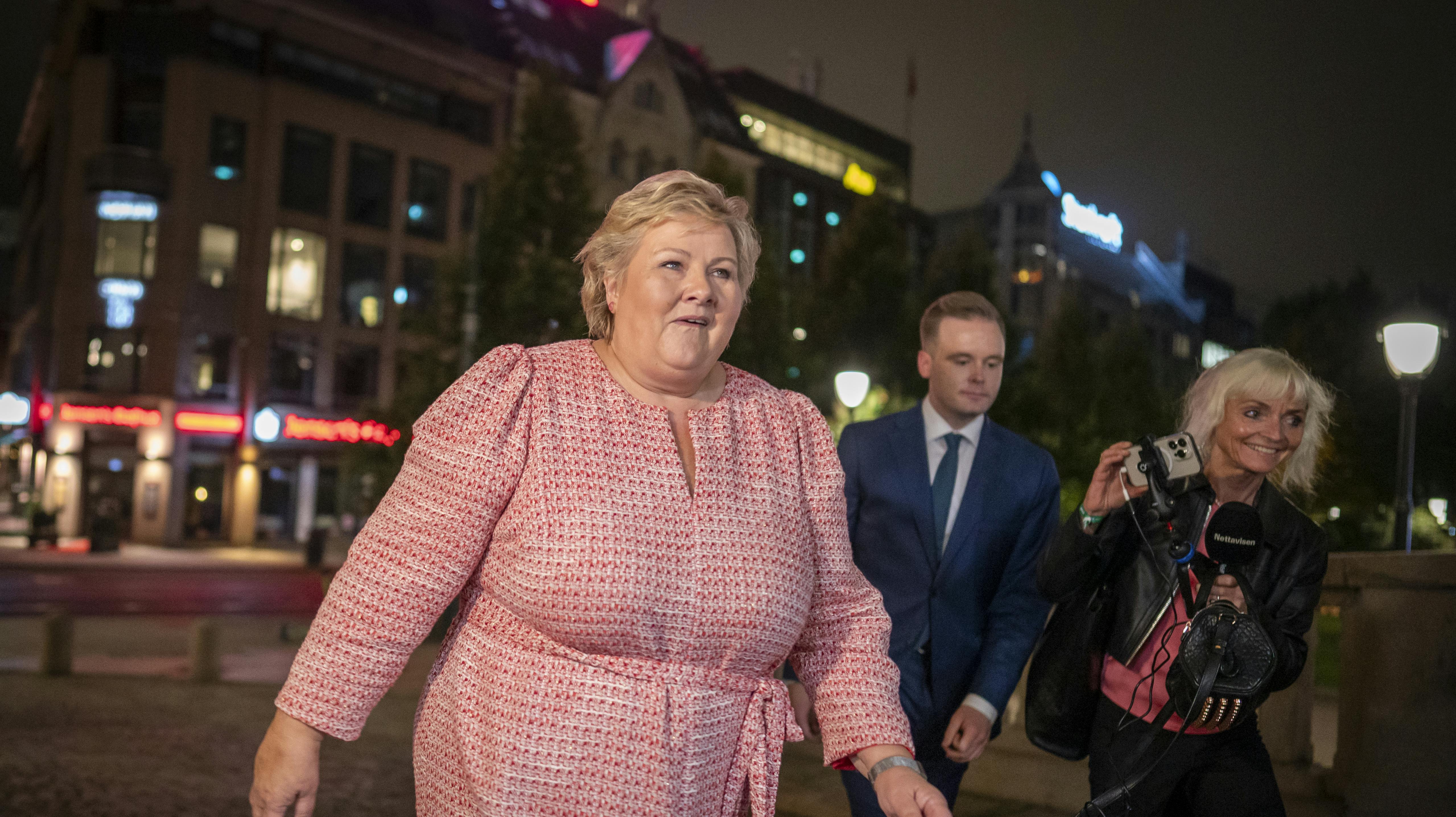 På et tårevædet pressemødet erkender Erna Solberg, at hun har været inhabil i flere sager, og at der har været tale om tillidsbrud fra ægtemanden, Sindre Finnes side.