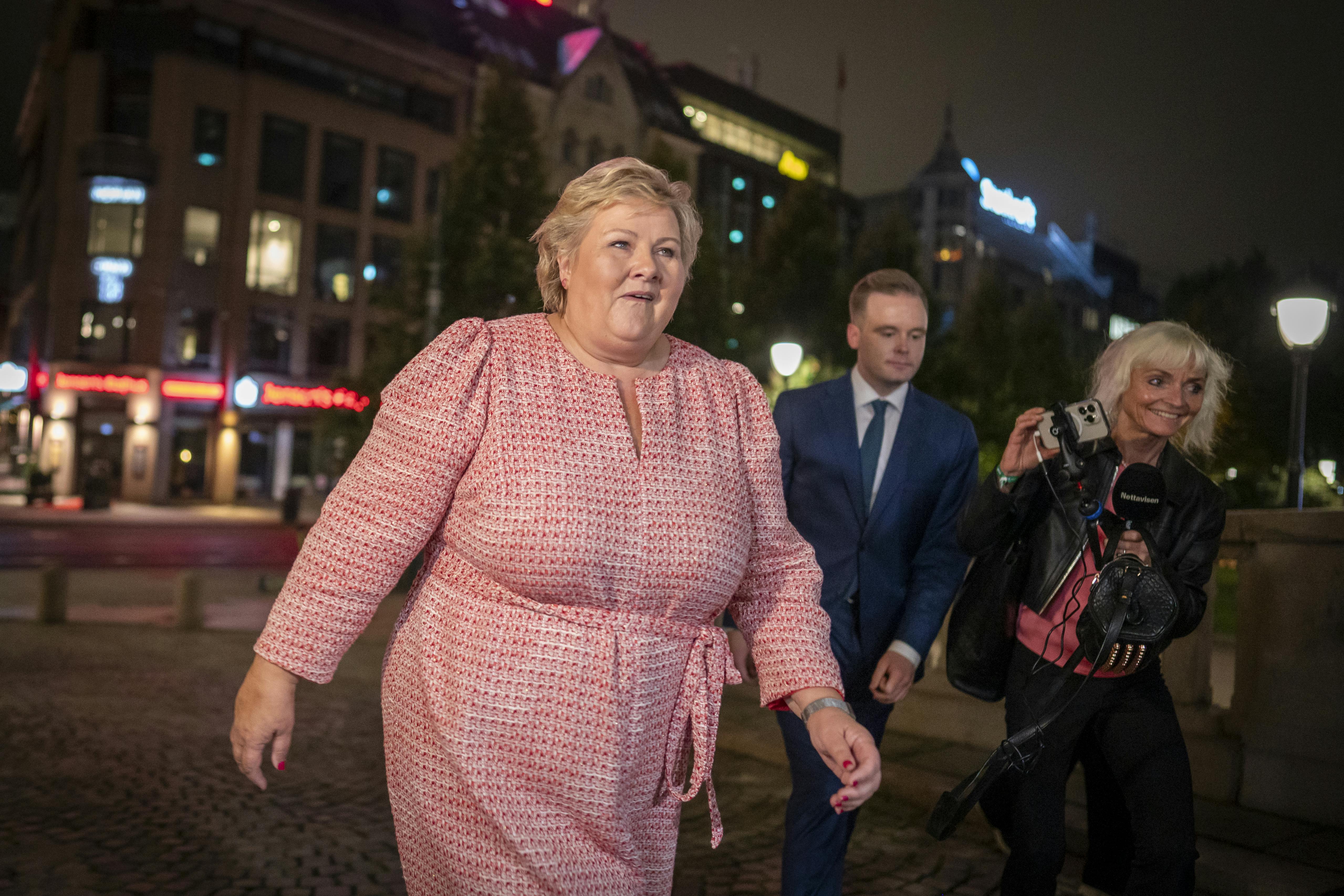 På et tårevædet pressemødet erkender Erna Solberg, at hun har været inhabil i flere sager, og at der har været tale om tillidsbrud fra ægtemanden, Sindre Finnes side.
