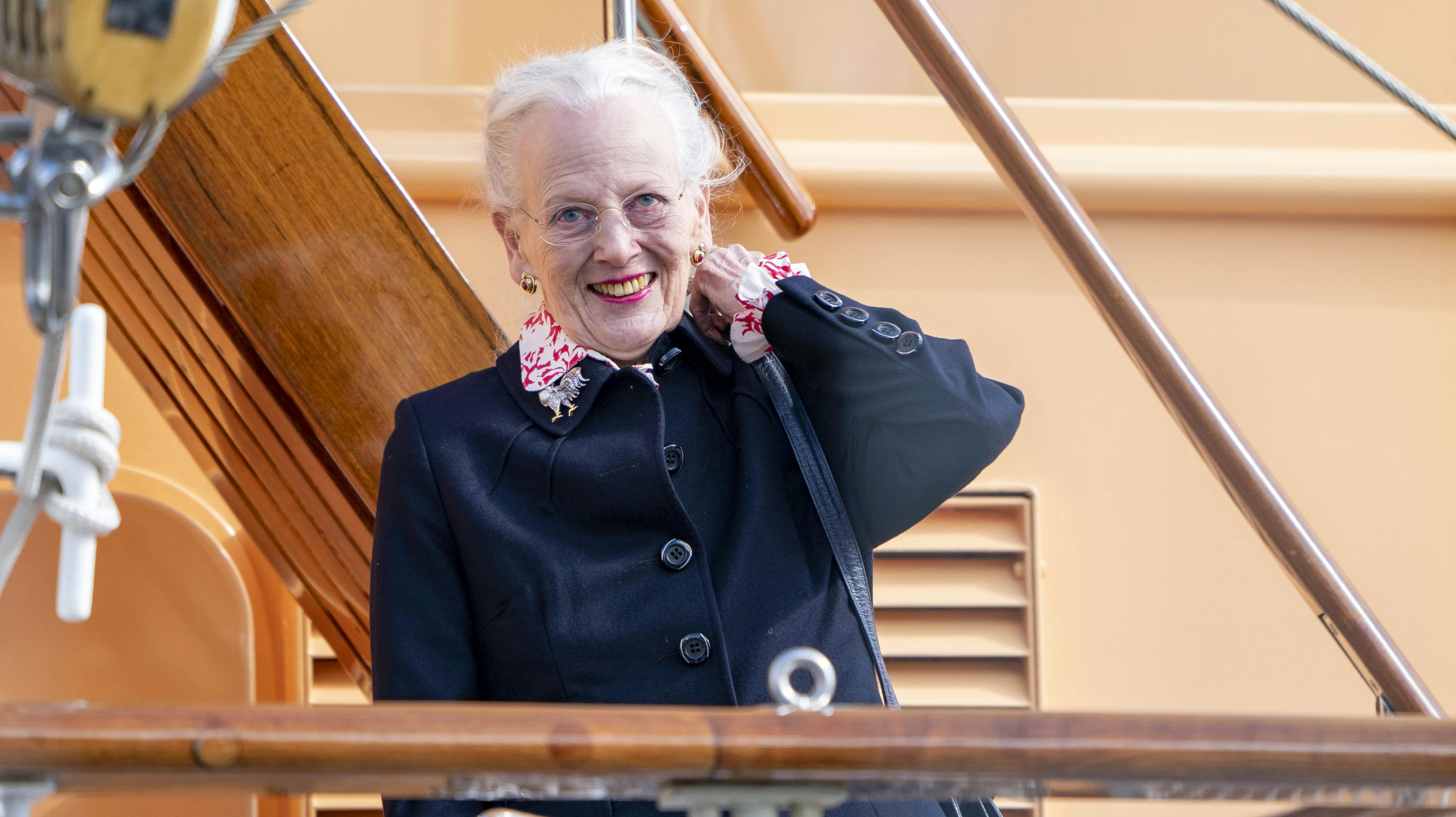 Dronning Margrethe er for tiden i Stockholm, hvor hun fejrer den svenske konges regeringsjubilæum – hun tog sig dog tid til at sende en kondolence til Libyen.