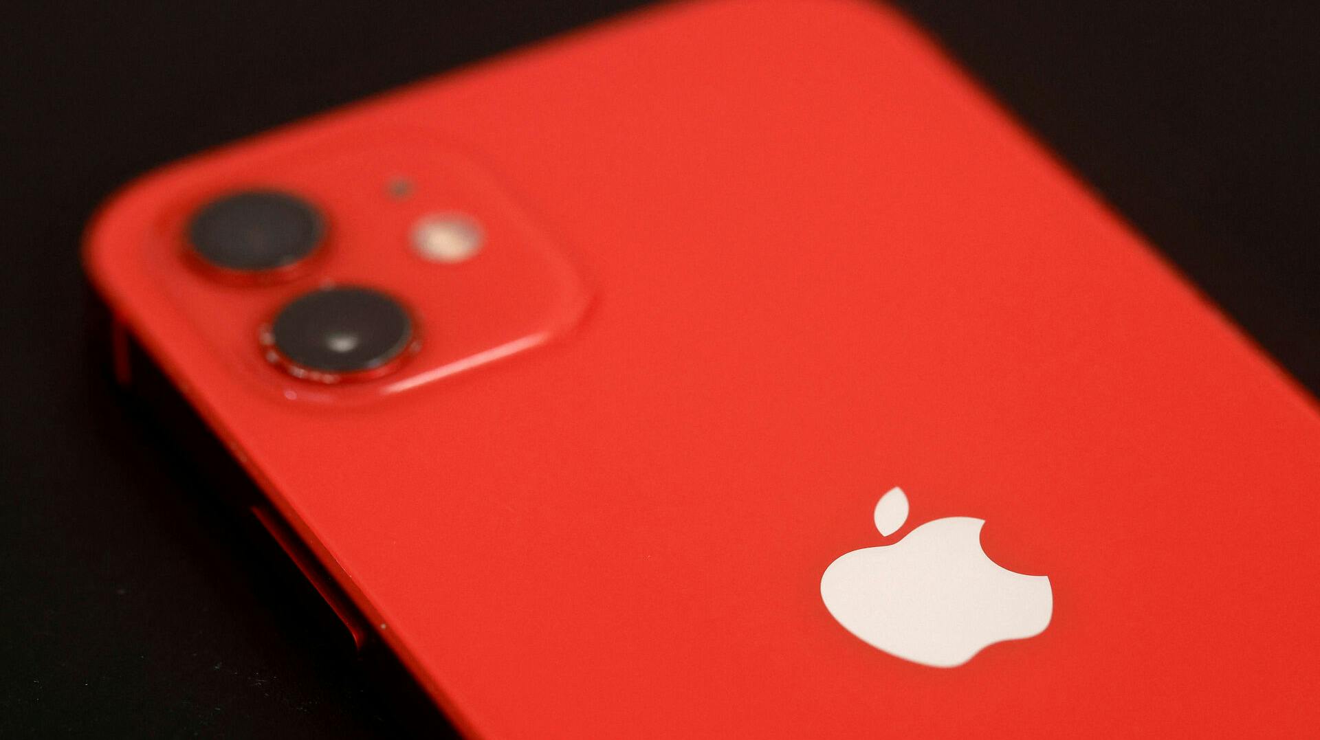 Det er modellen her, iPhone 12, som de franske myndigheder mener har for højt et strålingsniveau. Apple afviser kritikken og siger, at franskmændene tager fejl.