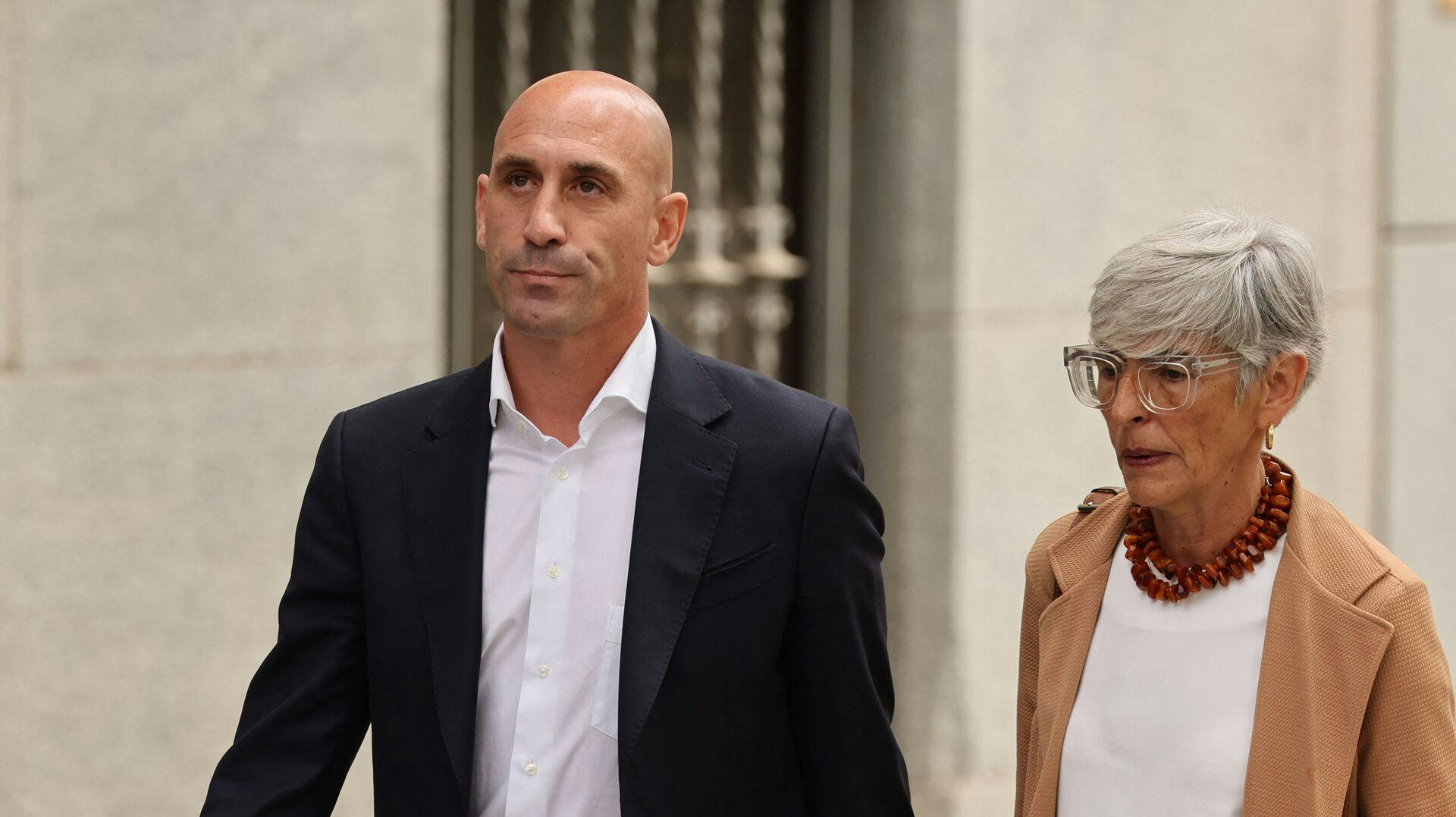 Anklagemyndigheden vil have udstedt et polititilhold til den afgående fodboldpræsident Luis Rubiales.