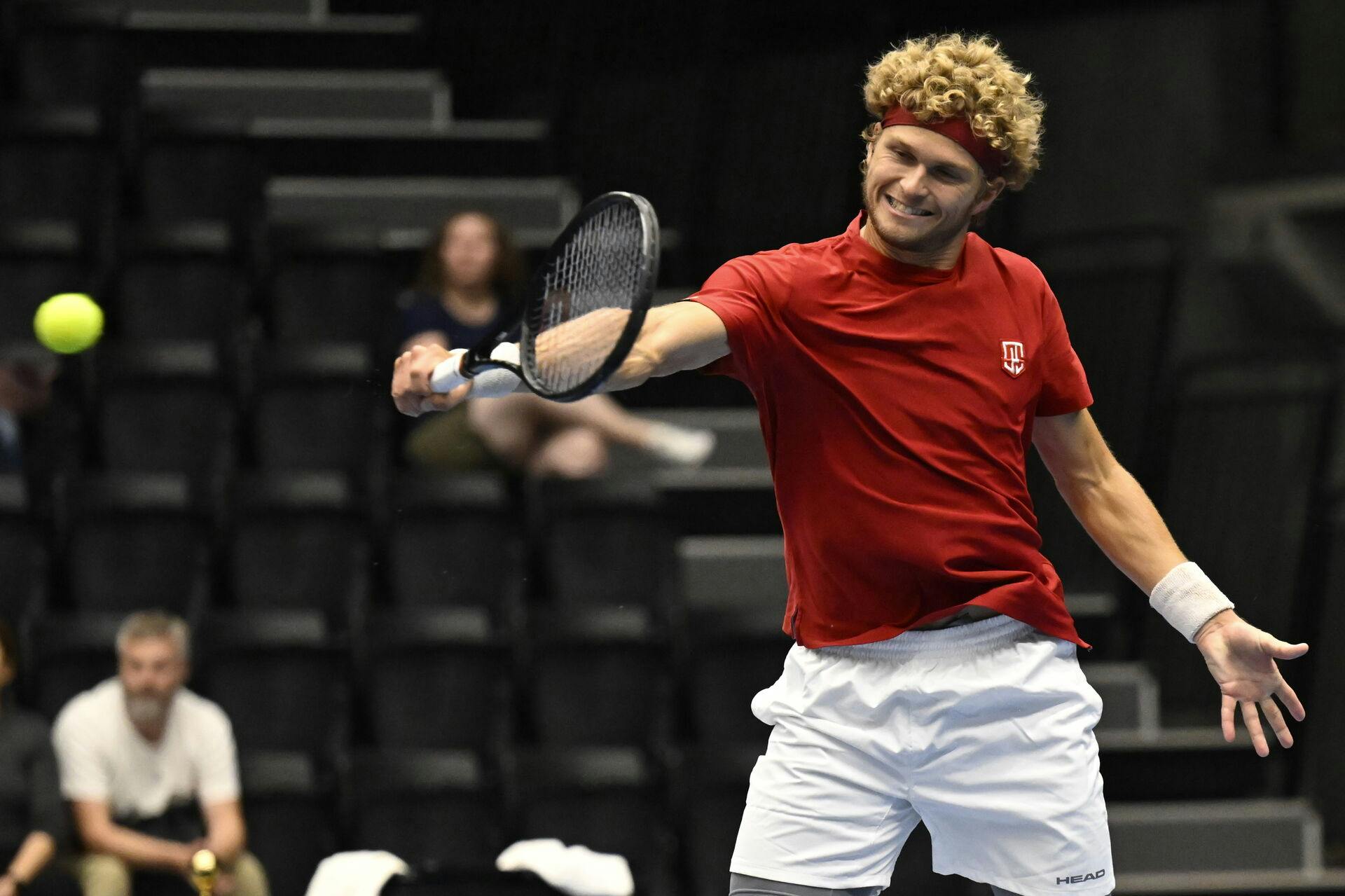 Det danske mandskab skal bestige lidt af et bjerg lørdag, efter to nederlag fredag.