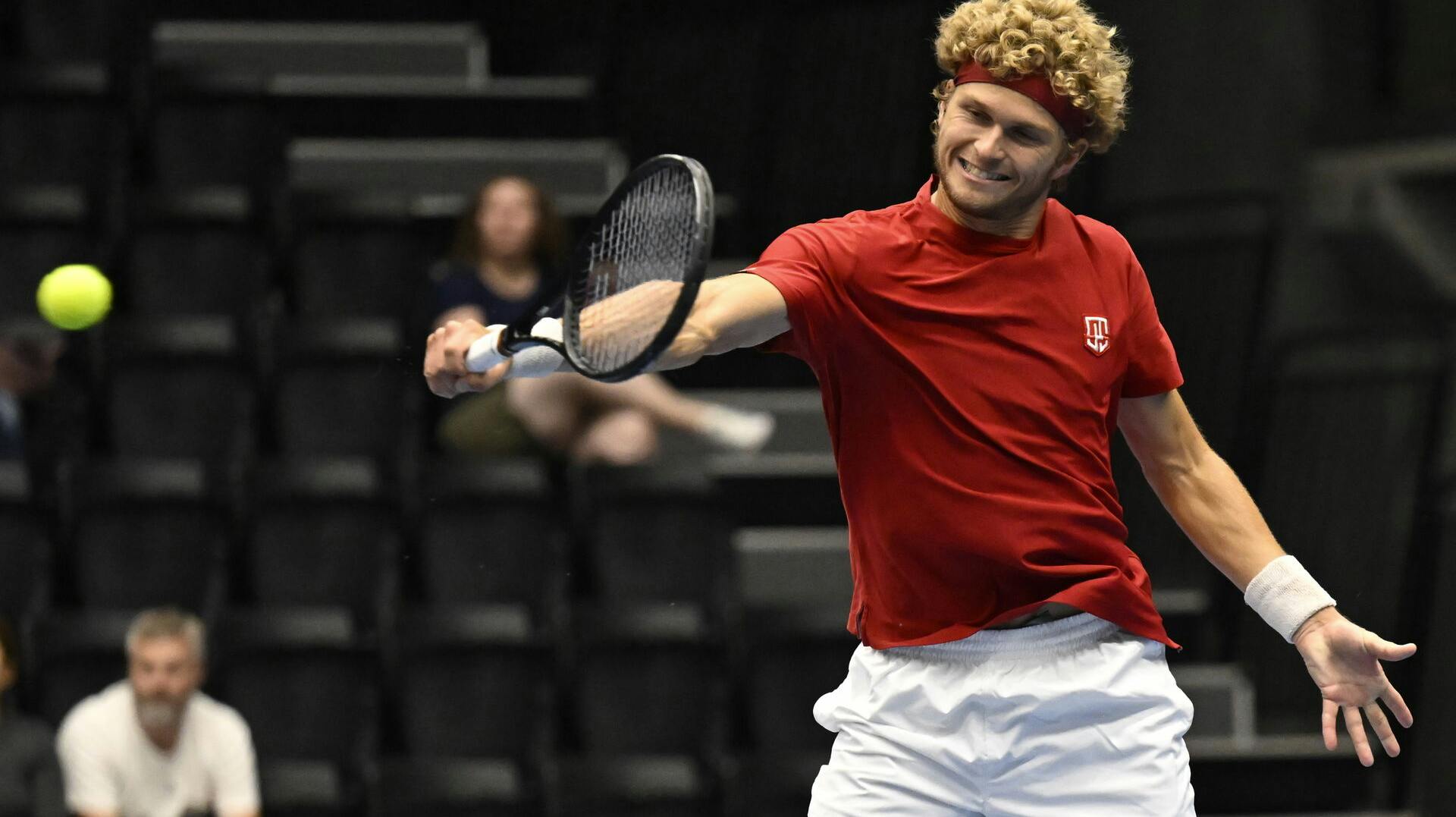 Det danske mandskab skal bestige lidt af et bjerg lørdag, efter to nederlag fredag.