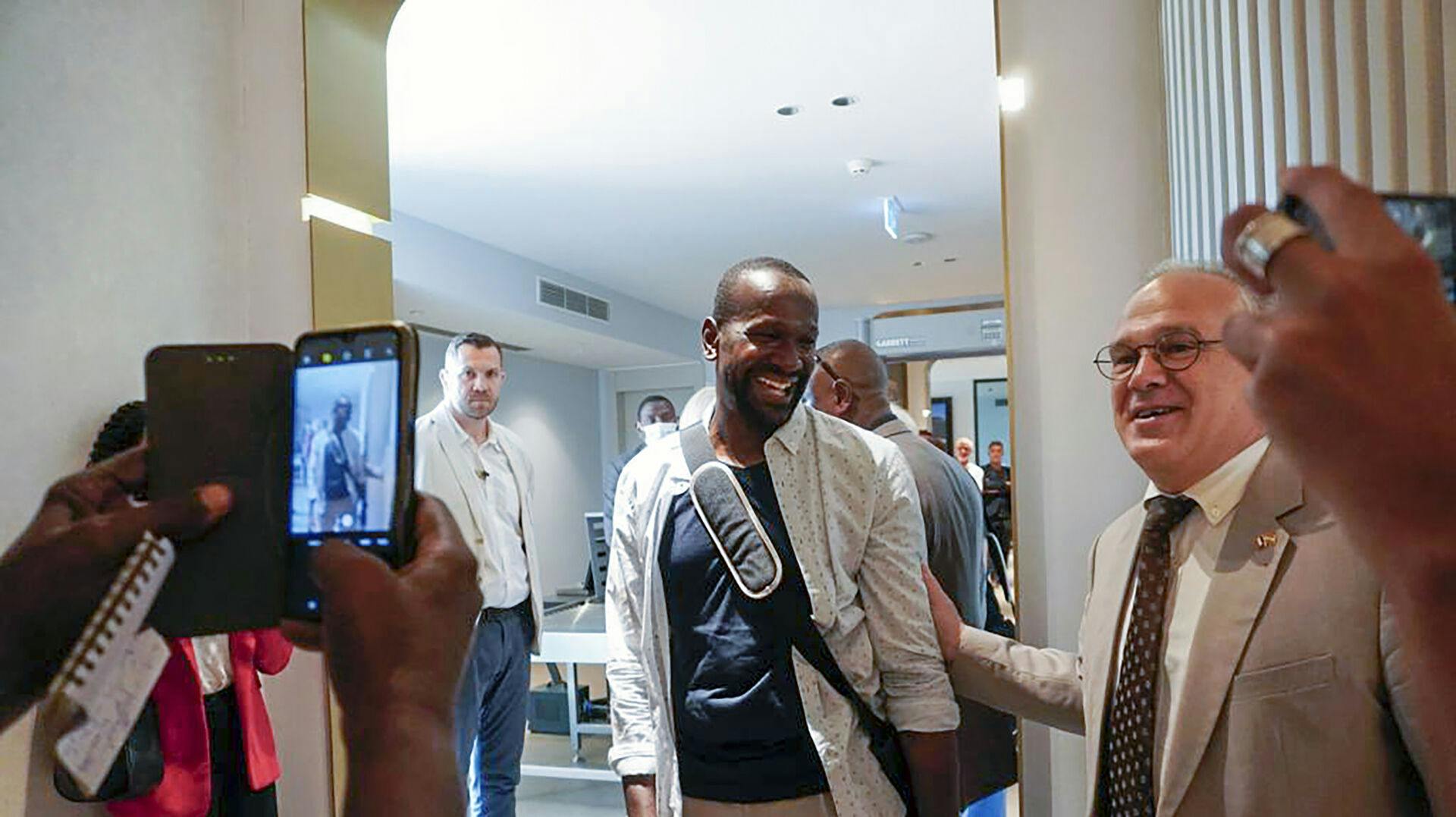 Her ses den erfarne diplomat Sylvain Itte (t.h.), da han tidligere i går tog imod den franske journalist Olivier Dubois, efter han havde været kidnappet af islamistiske ekstremister i næsten to år.