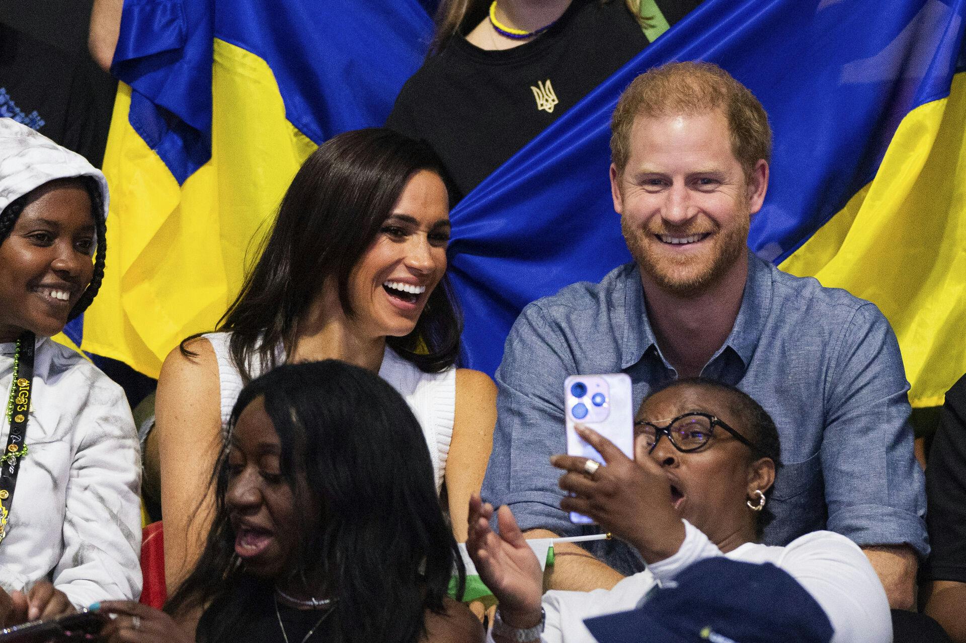 14 September 2023, North Rhine-Westphalia, Duesseldorf: Prince Harry, Duke of Sussex, and his wife Meghan, Duchess of Sussex, watch sitting volleyball between fans from Nigeria and Ukraine at the 6th Invictus Games at the Merkur Spiel Arena. The Paralympic competition for war-disabled athletes is visiting Germany for the first time. Photo by: Rolf Vennenbernd/picture-alliance/dpa/AP Images
