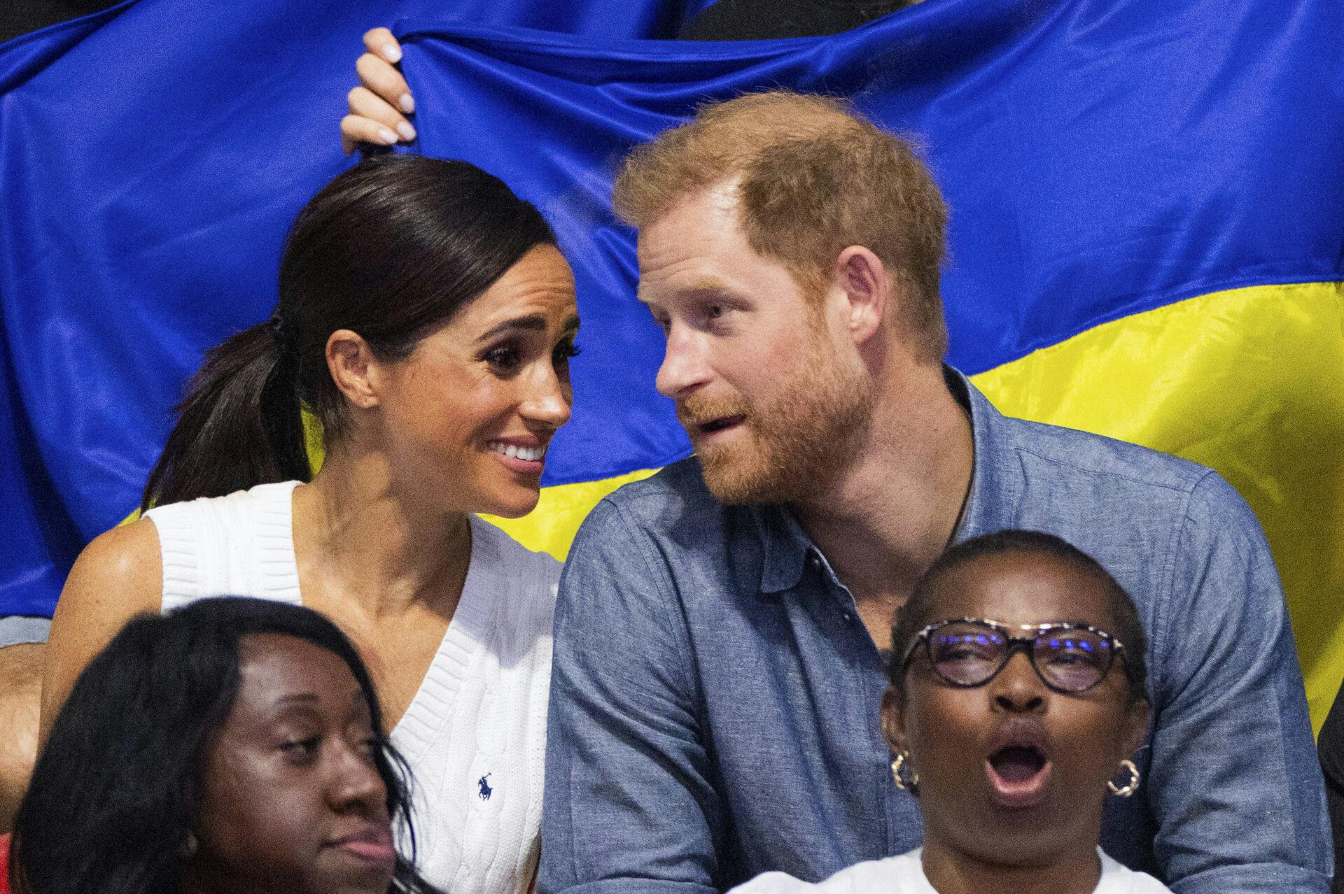14 September 2023, North Rhine-Westphalia, Duesseldorf: Prince Harry, Duke of Sussex, and his wife Meghan, Duchess of Sussex, watch sitting volleyball between fans from Nigeria and Ukraine at the 6th Invictus Games at the Merkur Spiel Arena. The Paralympic competition for war-disabled athletes is visiting Germany for the first time. Photo by: Rolf Vennenbernd/picture-alliance/dpa/AP Images