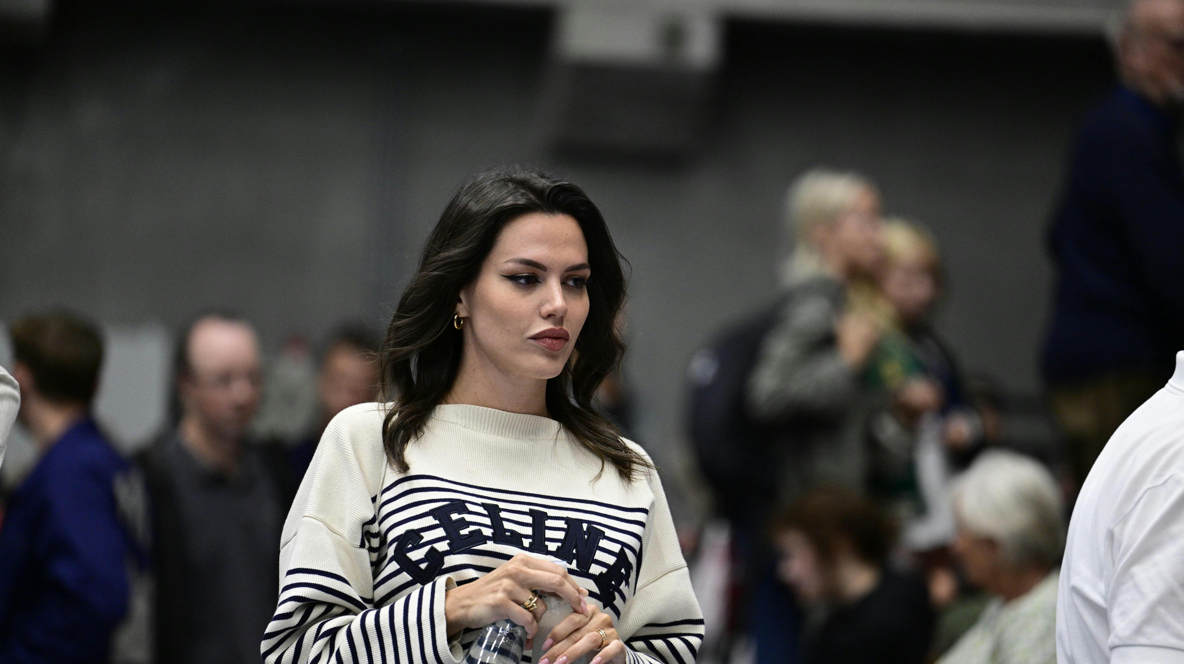 Caroline Donzella var tidligt på plads i Royal Stage, hvor hun er med for at følge Holger Runes kamp endnu engang.