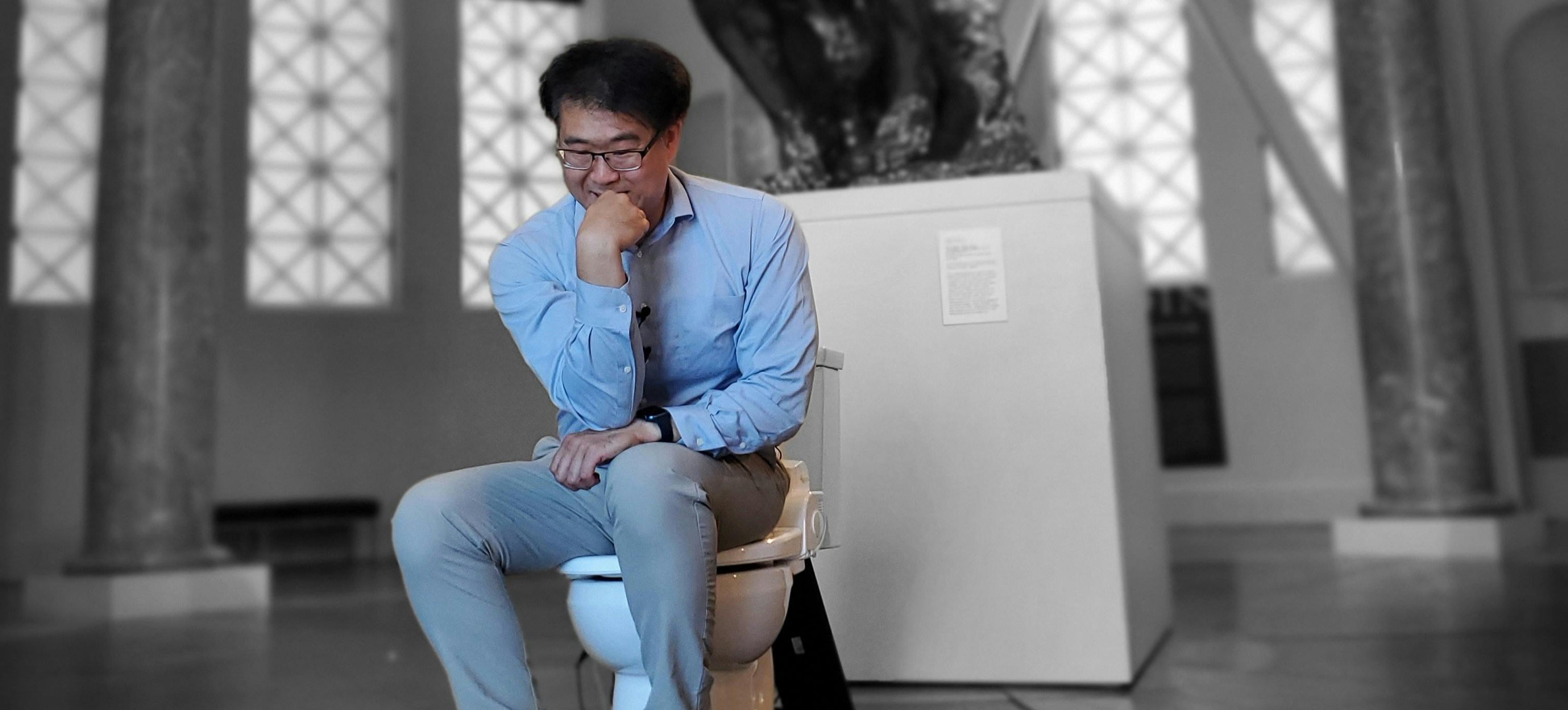 Seung-min Park poserer passende som Grubleren på sit toilet