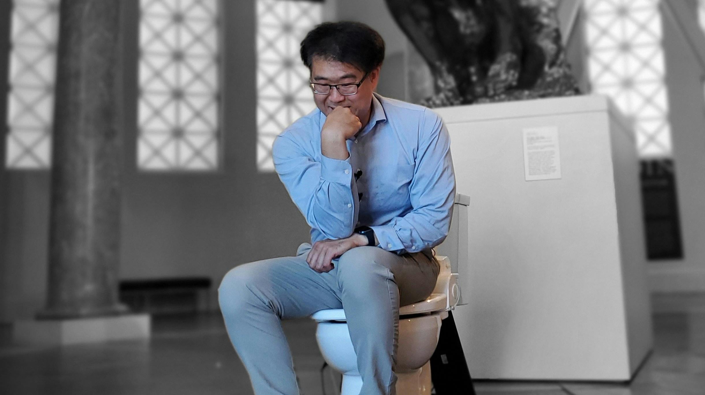 Seung-min Park poserer passende som Grubleren på sit toilet