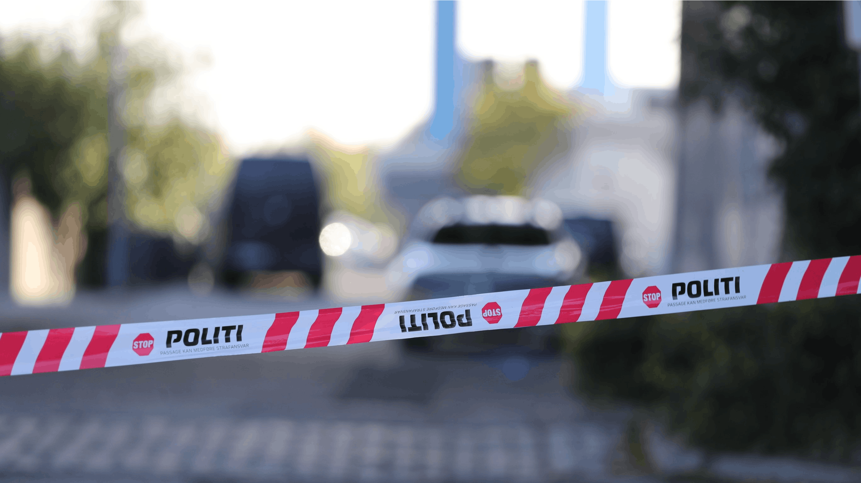 Politiet er fredag til stede ved Saksenballe ved Broby – her leder de efter en undløbet fange.